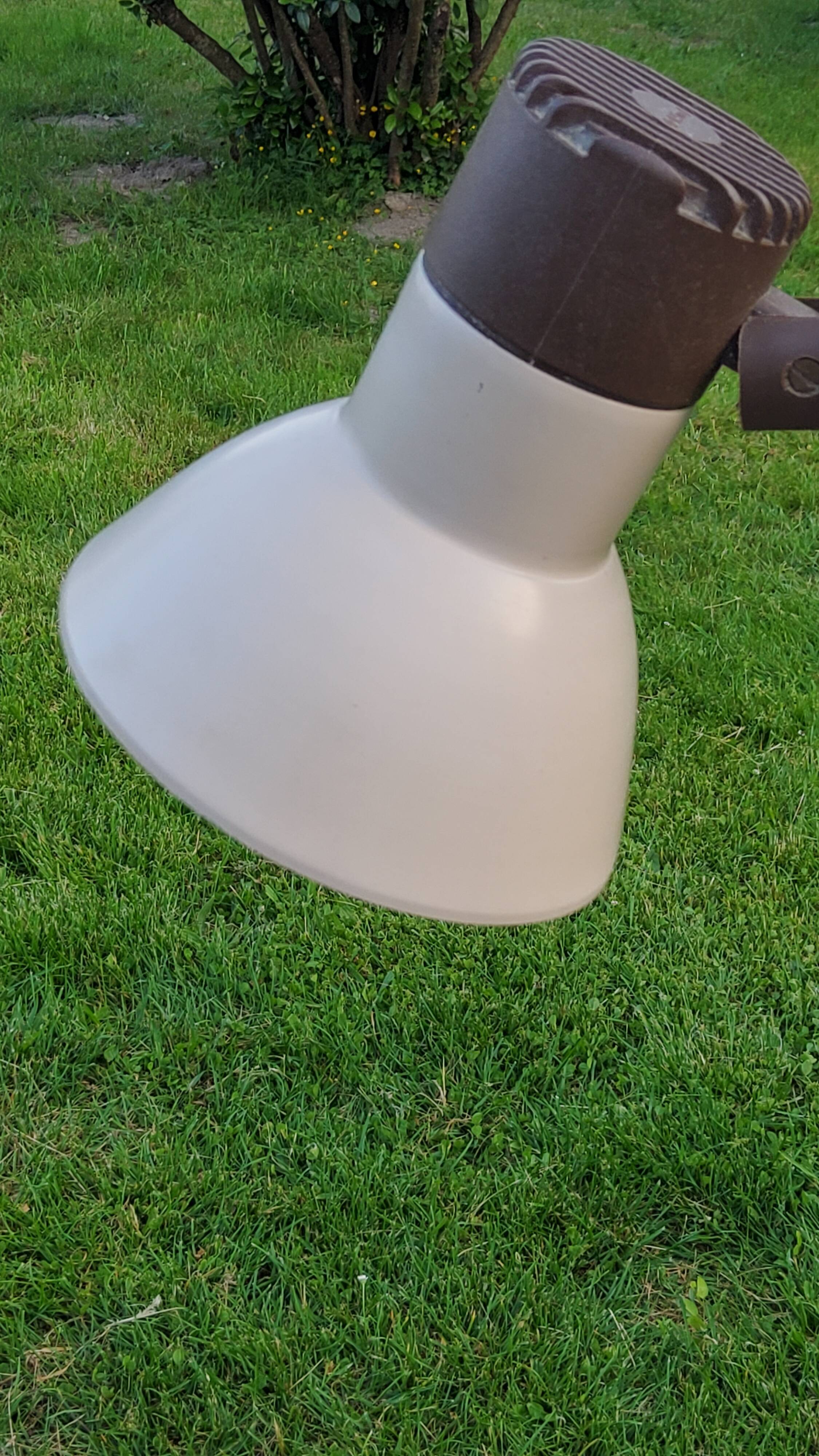 Floor lamp of the 70s in gilded brass lacquered beige metal and brown plastic 2 spots