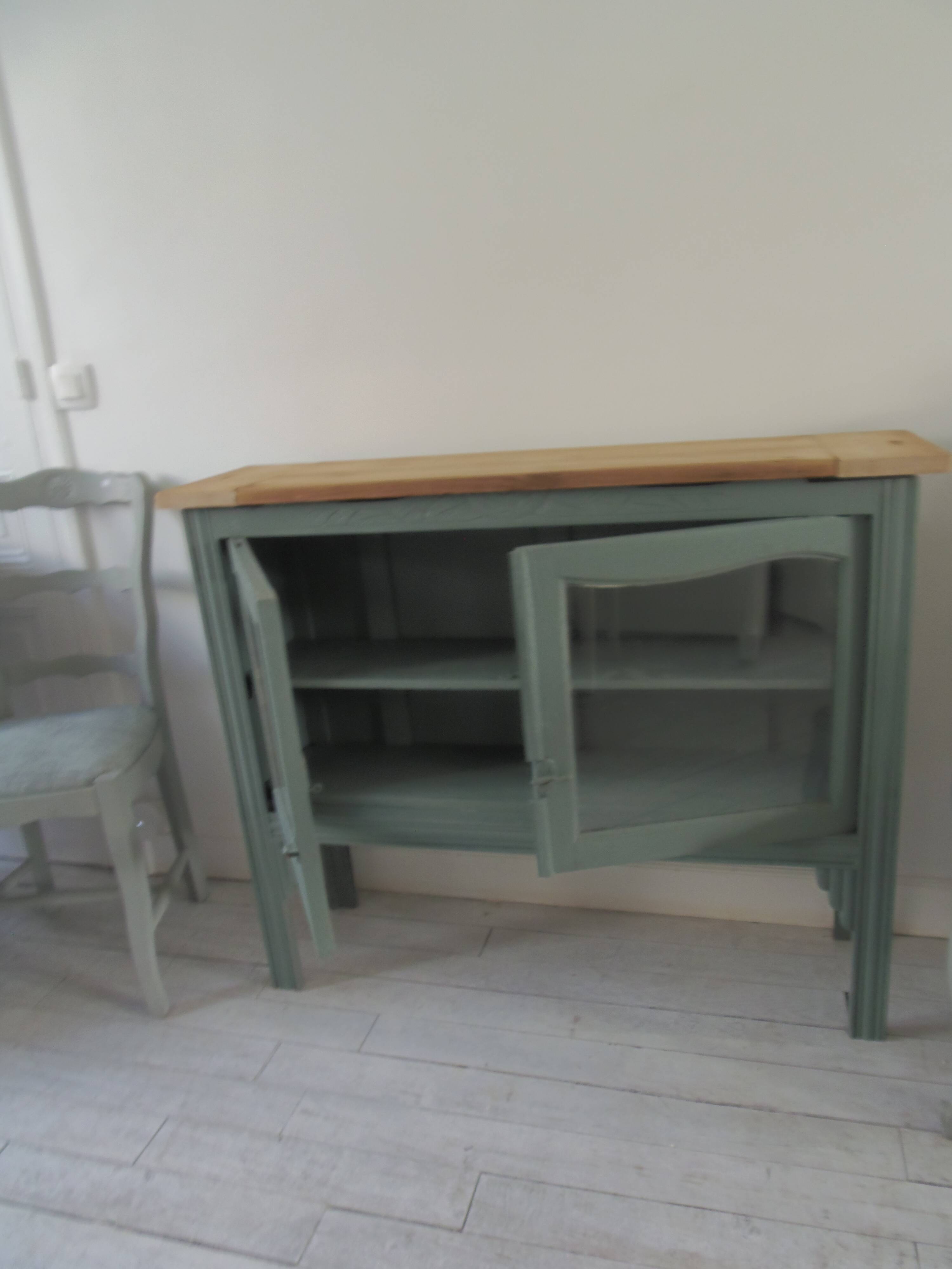 Console, sideboard, shallow display case sublimated in smoky green, wooden top.