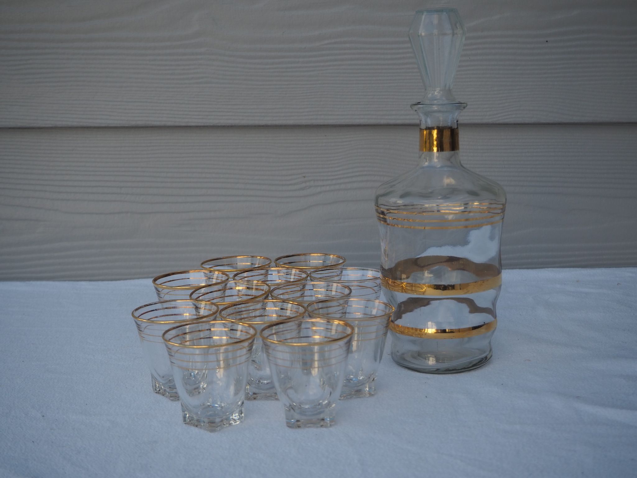 Golden liqueur service from the 1950s-1960s and its 12 glasses.