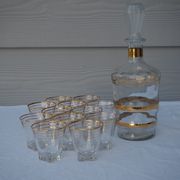 Golden liqueur service from the 1950s-1960s and its 12 glasses.