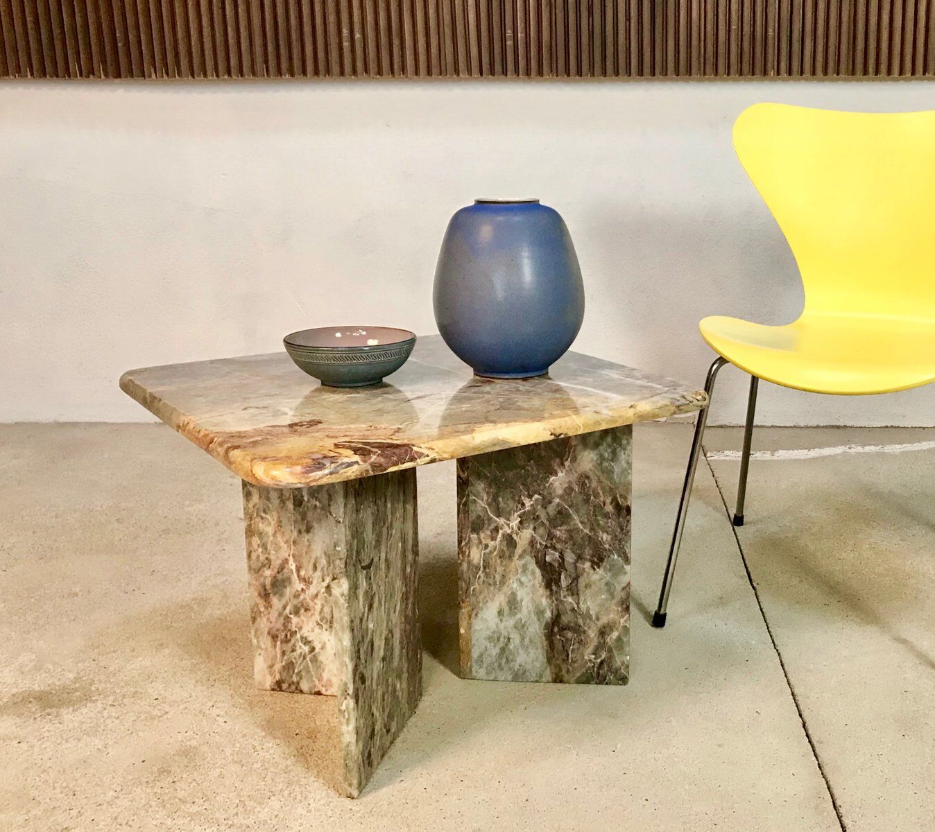 Table d'appoint ou table basse en marbre multicolore, Italie, années 1970