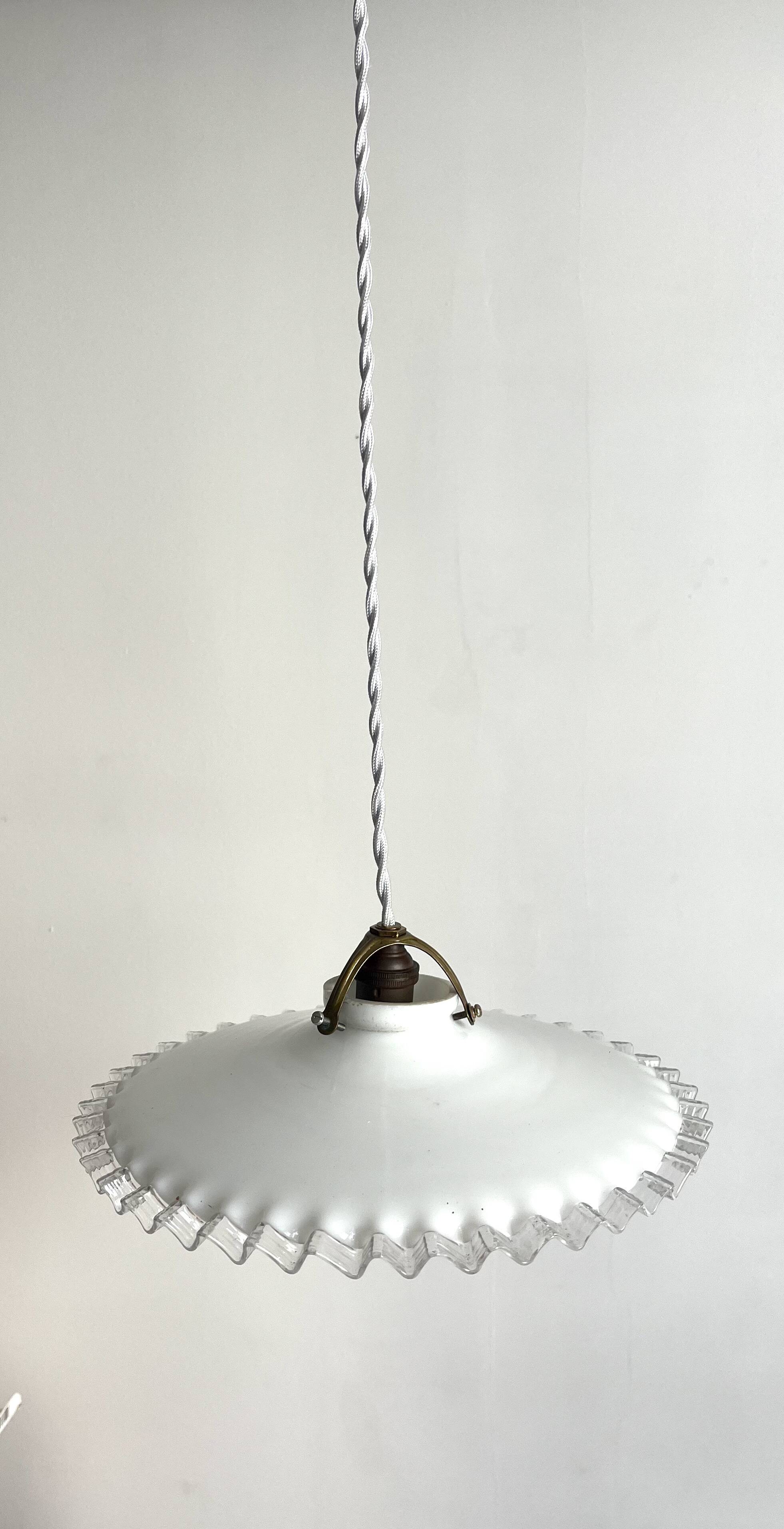 Suspension opaline blanche bord dentelé