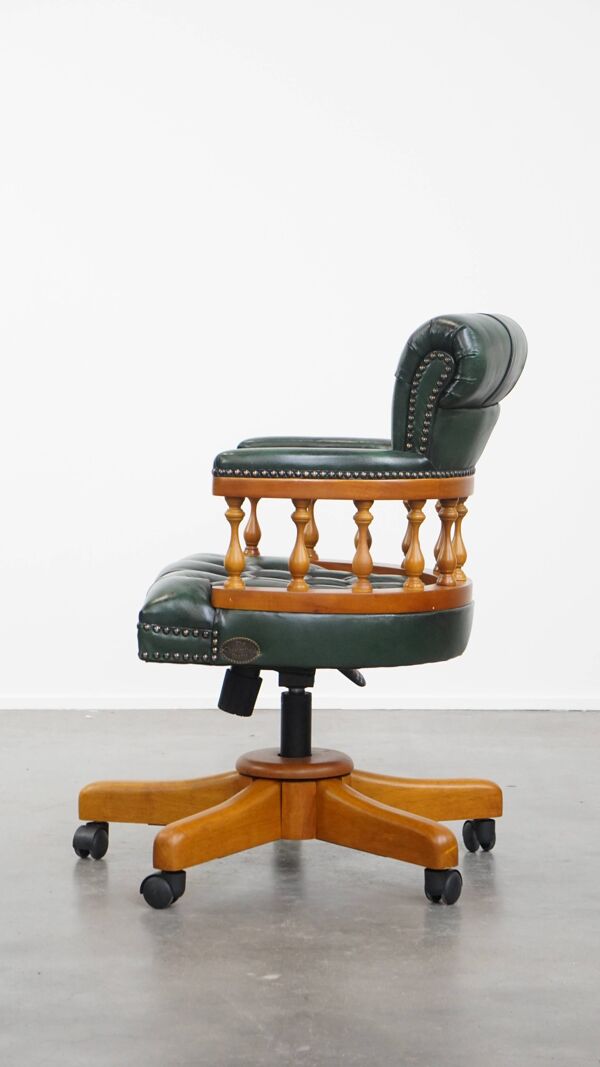 Chaise de bureau chesterfield classique verte en cuir de vachette sur roulettes.