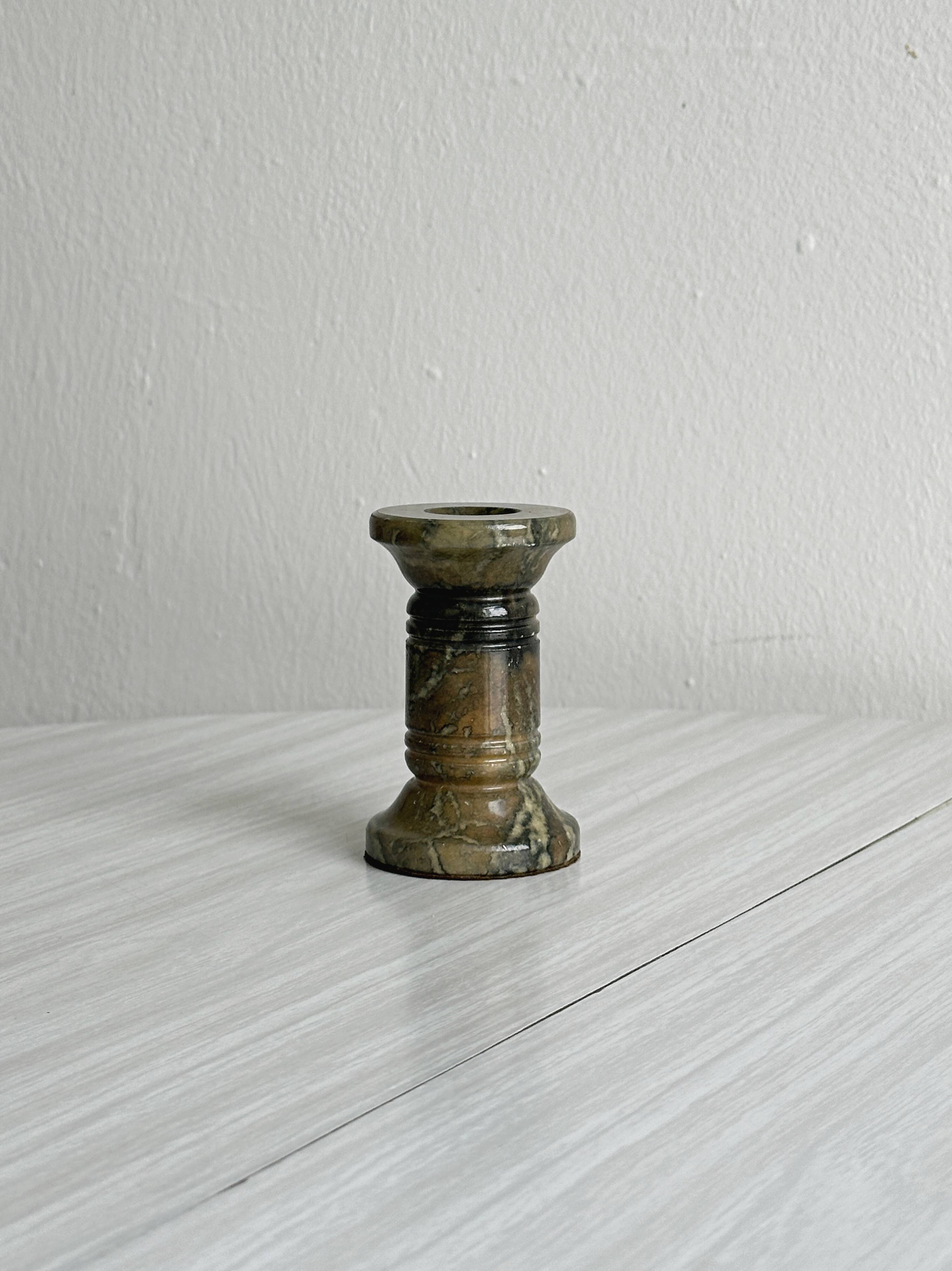 Bougeoir en marbre vert nervuré