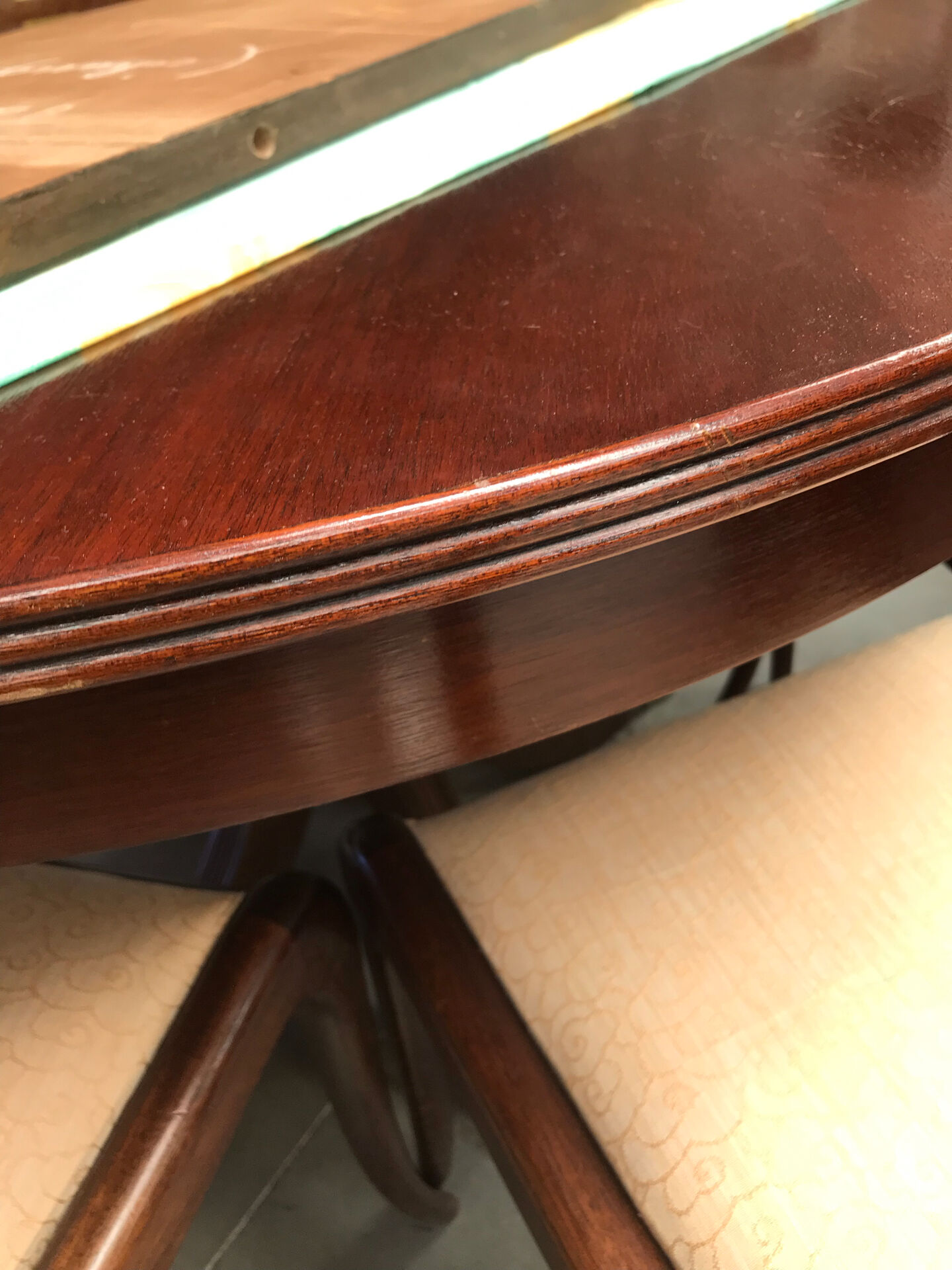Round extendable dining table for six people, mahogany.