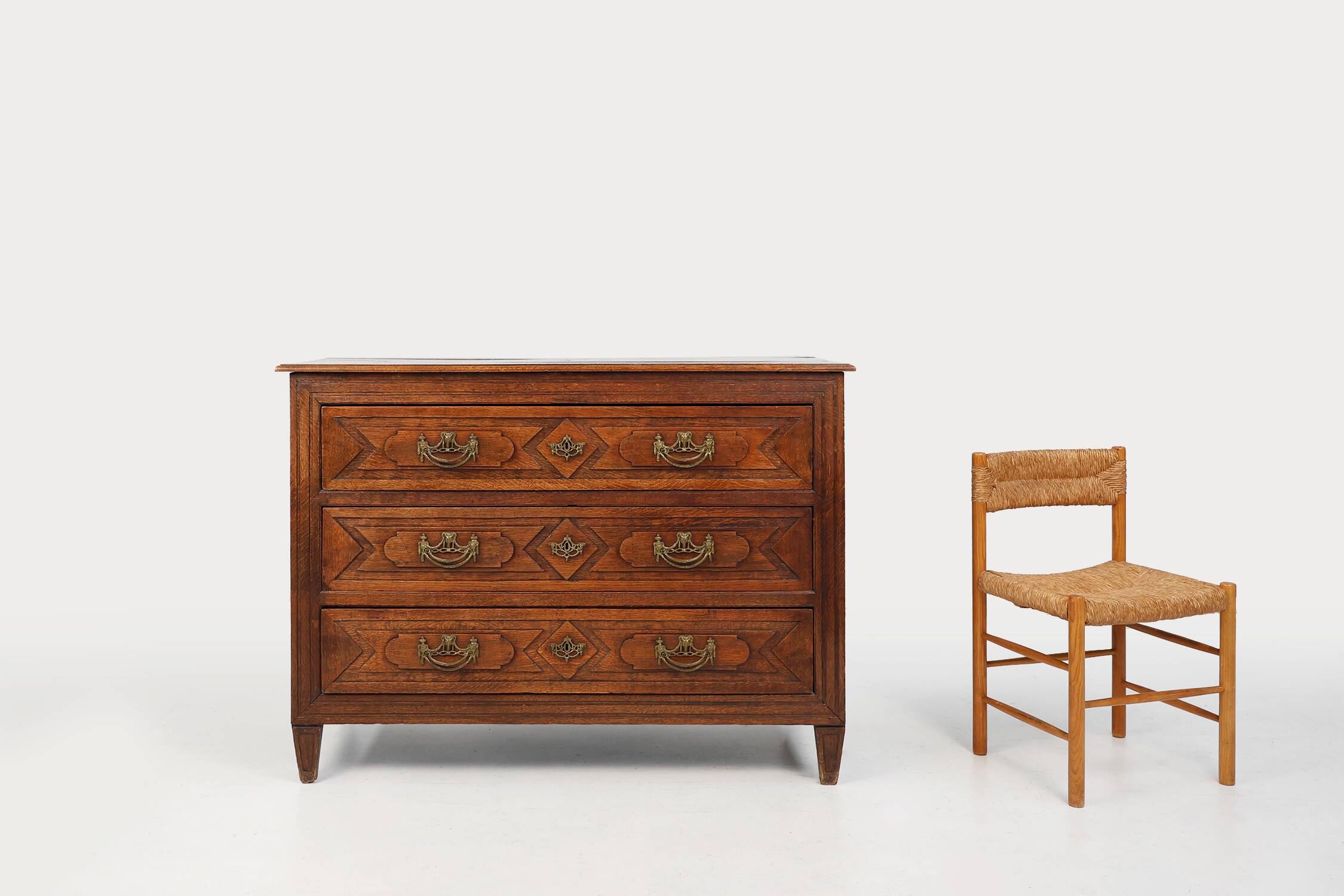 Antique hand crafted en carved chest of drawers in oak, ca. 1800