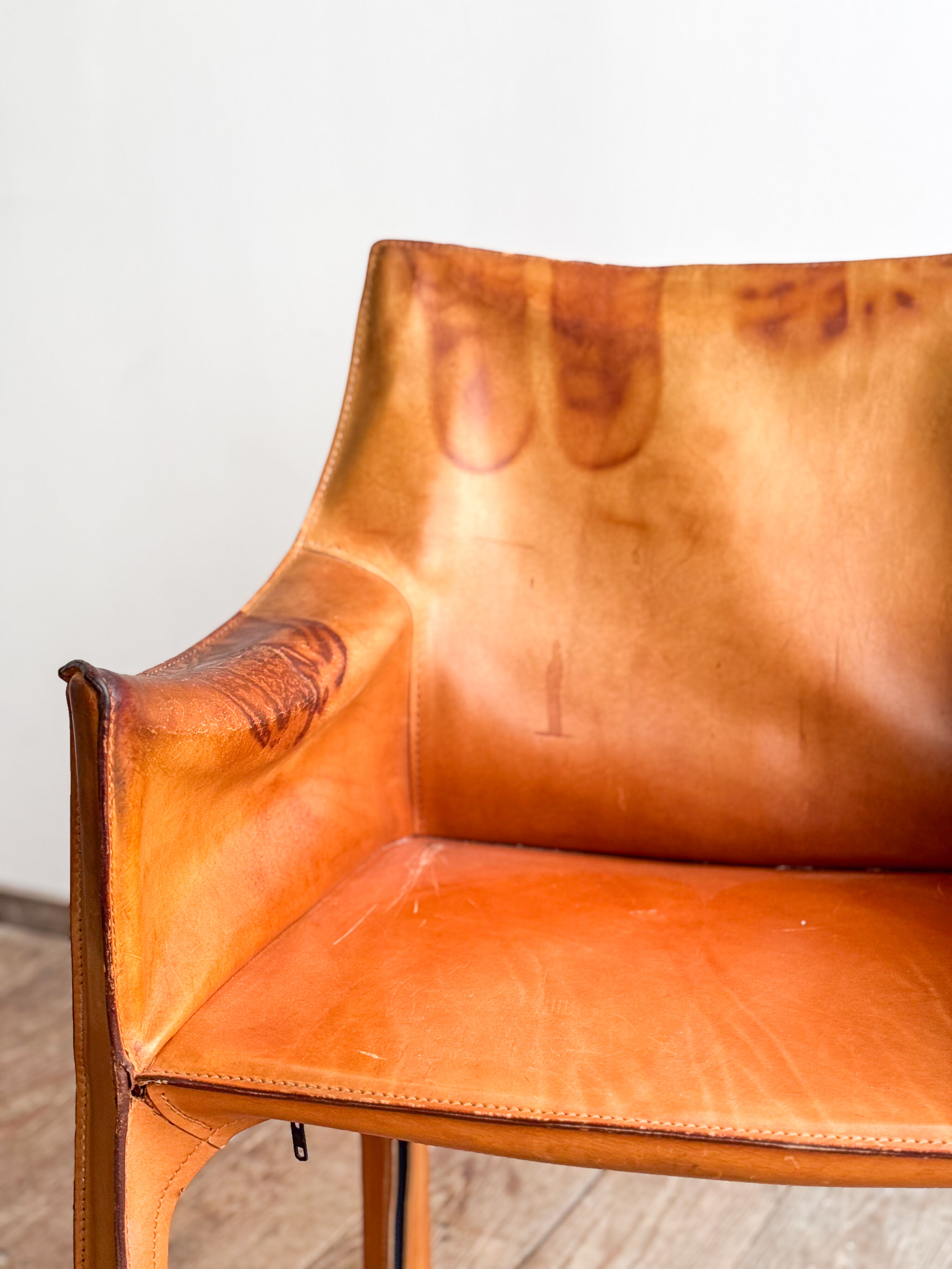 Paire de fauteuils Cab 413 par Mario Bellini en cuir beige patiné, Cassina