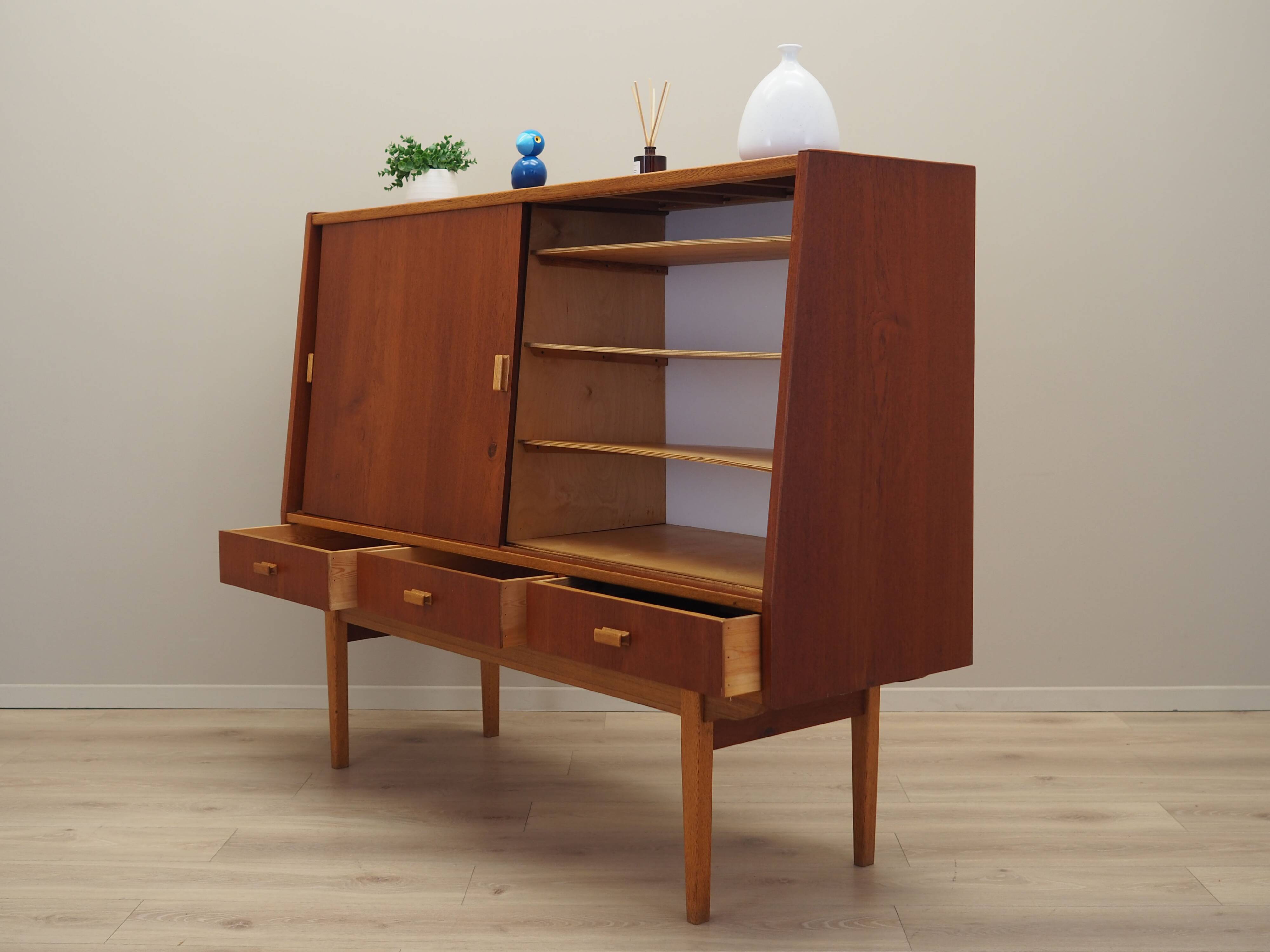 Buffet haut en teck, design danois, années 1960, production : Danemark