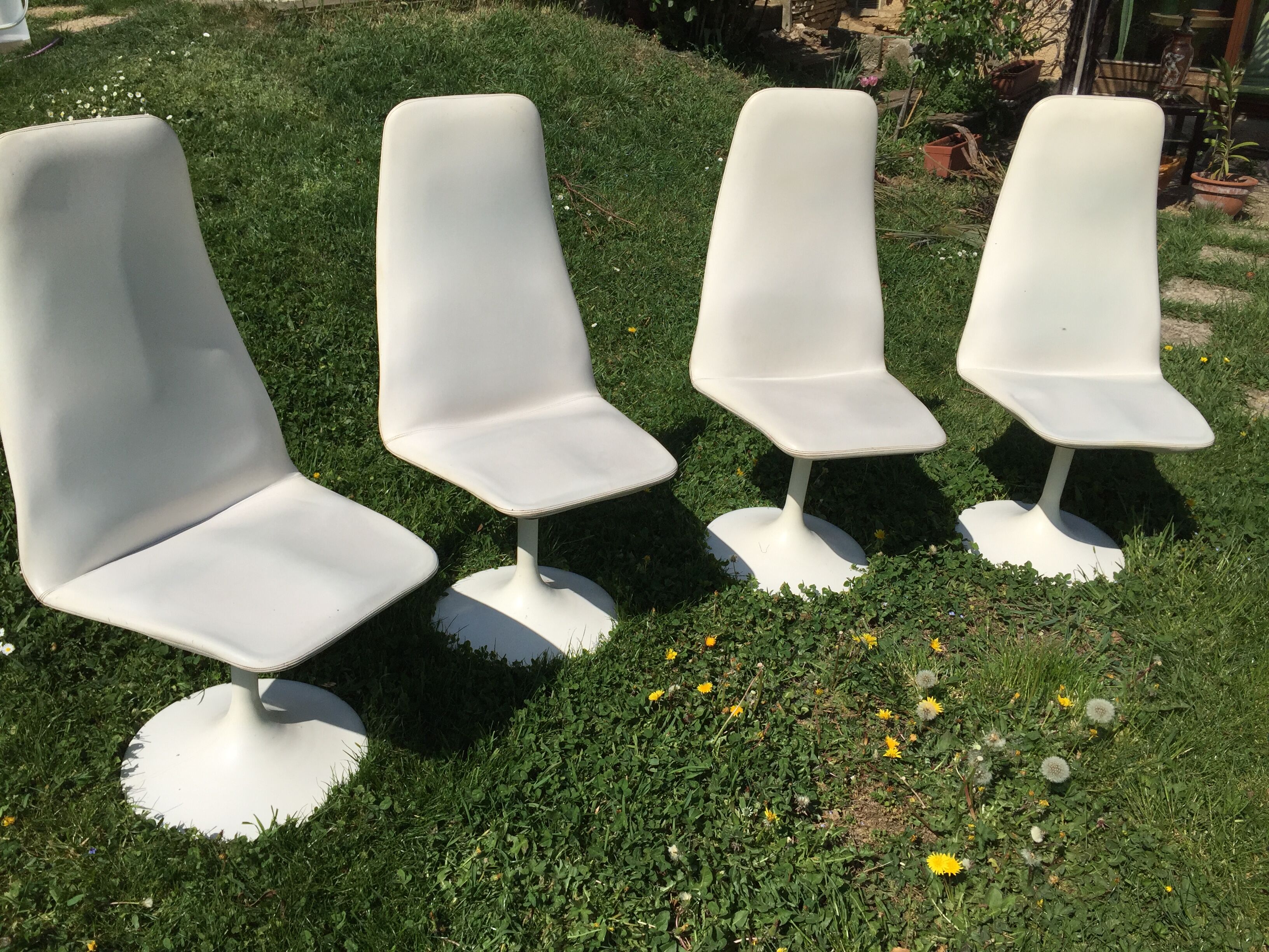 4 vintage tulip foot chairs