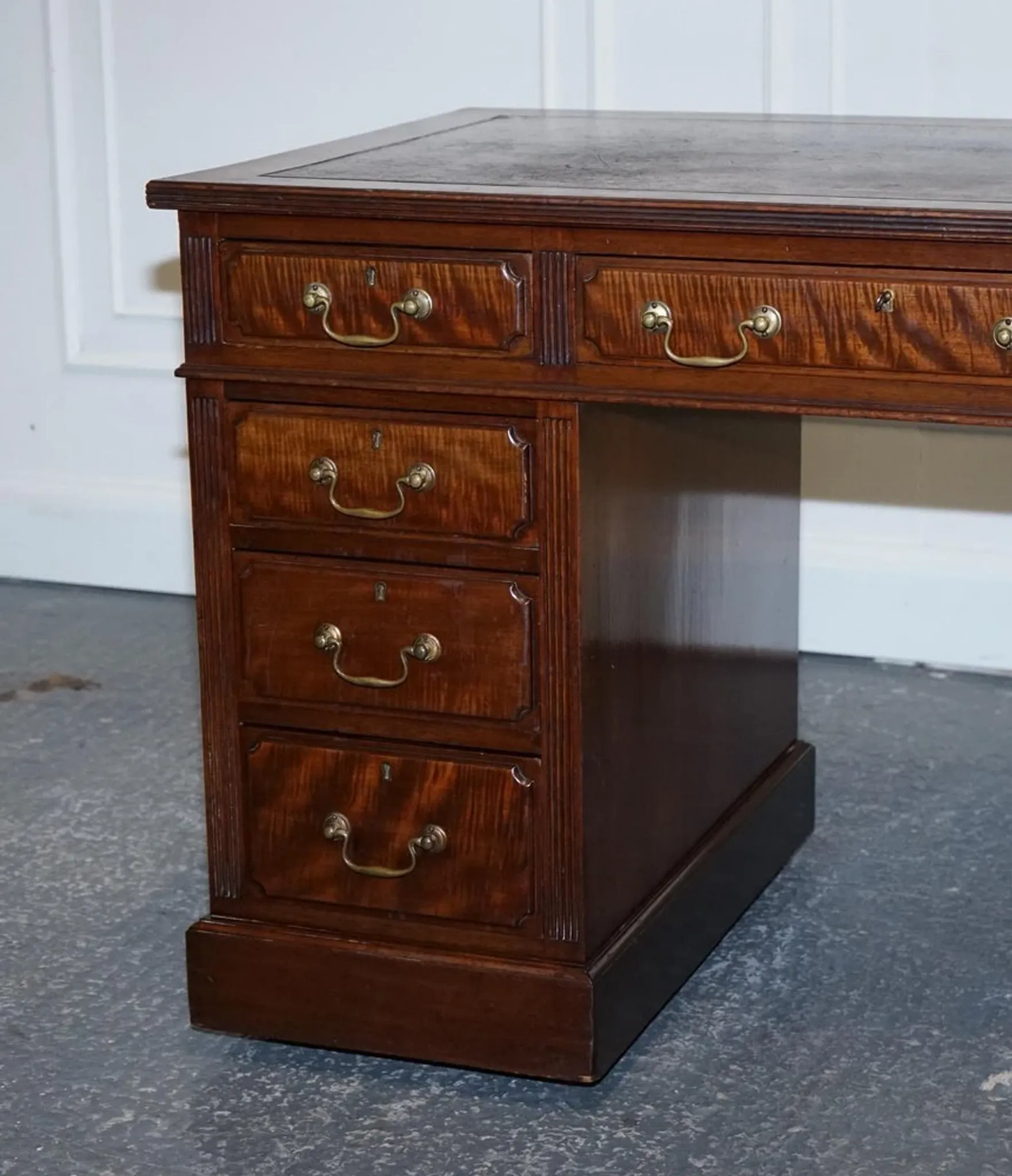 Antique Pedestal Desk by Edwardian Maple & Co, 1890