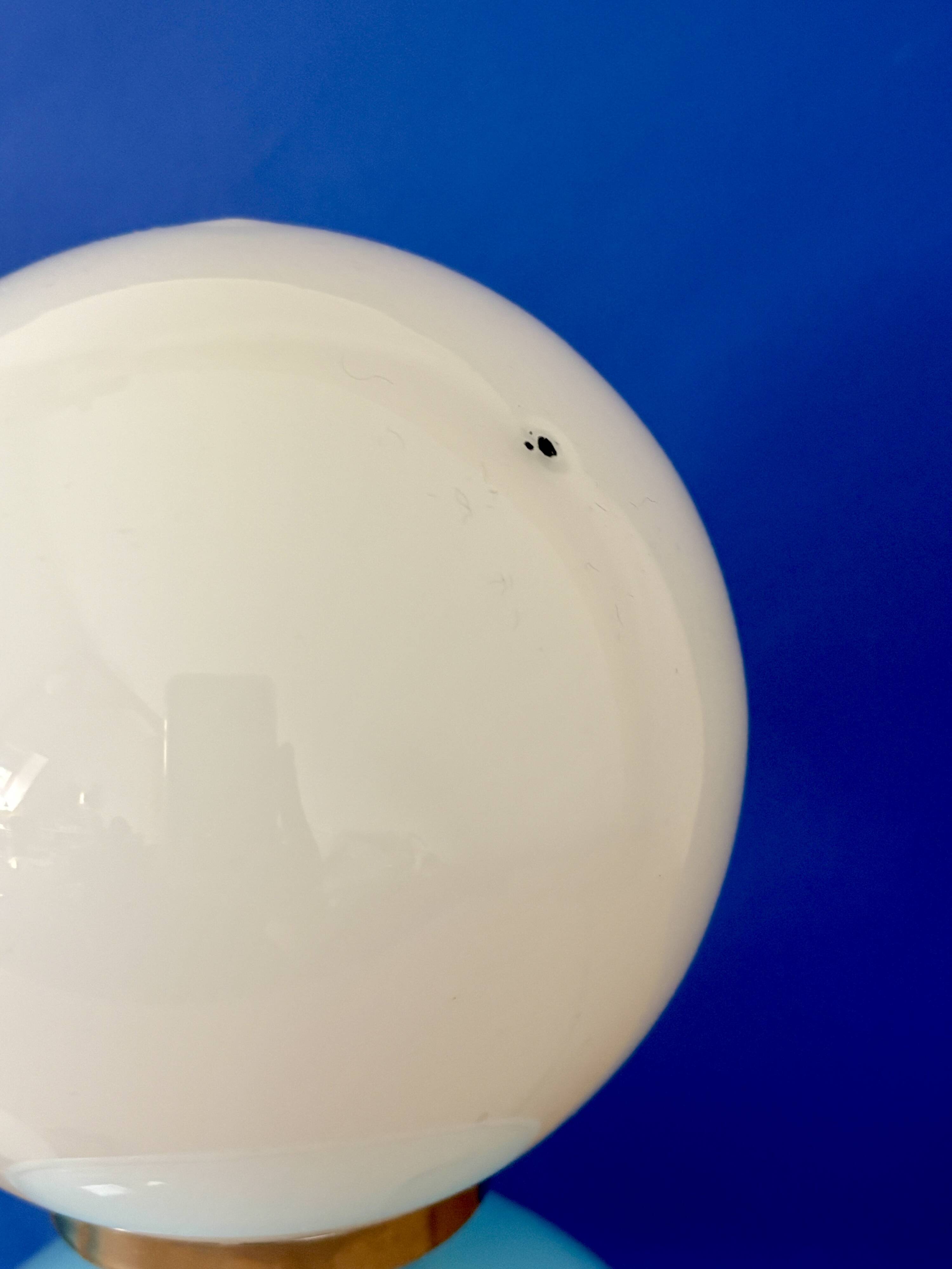 Lampe à poser vintage en opaline bleu et blanche