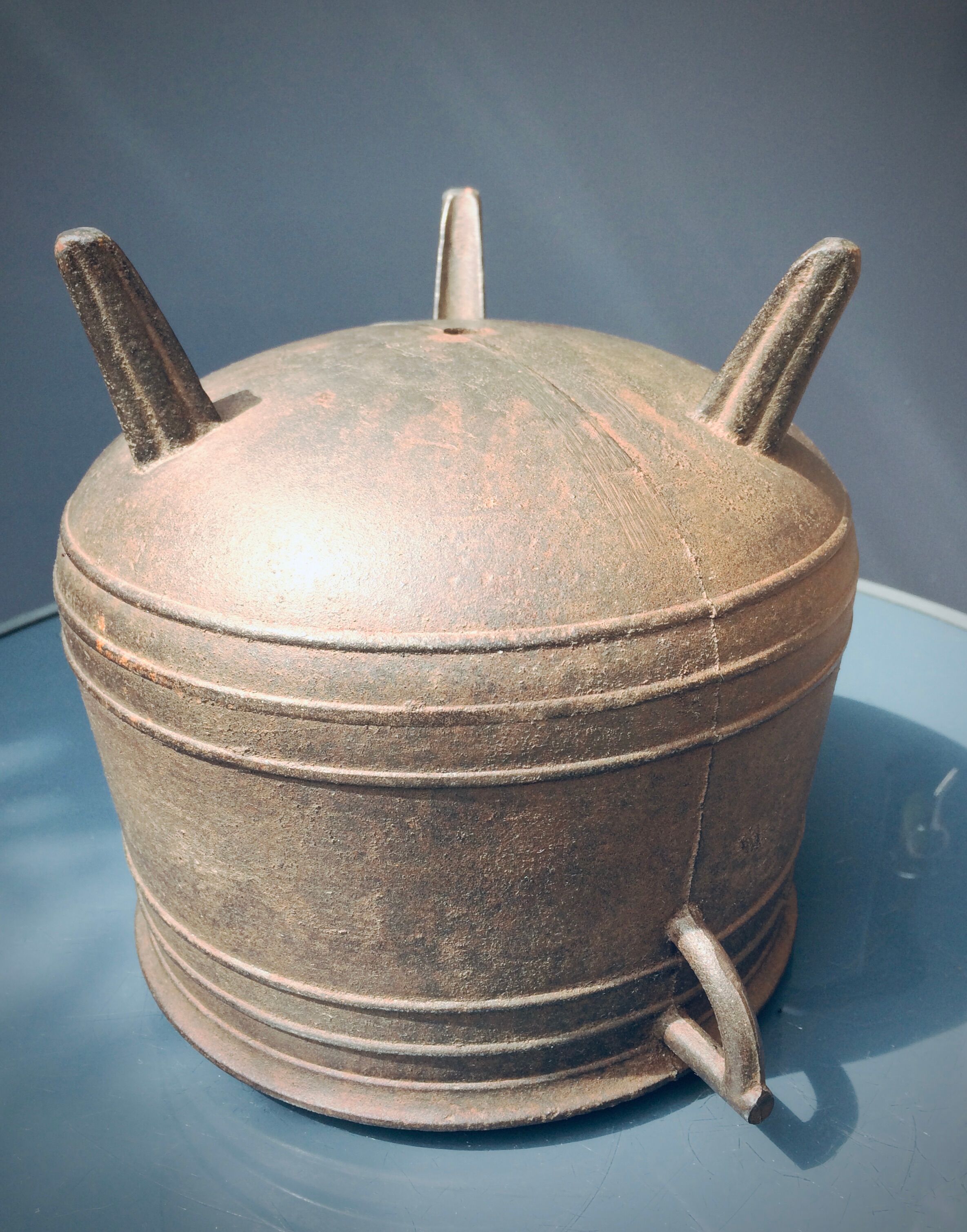 Cast-foot and cast-iron cauldron
