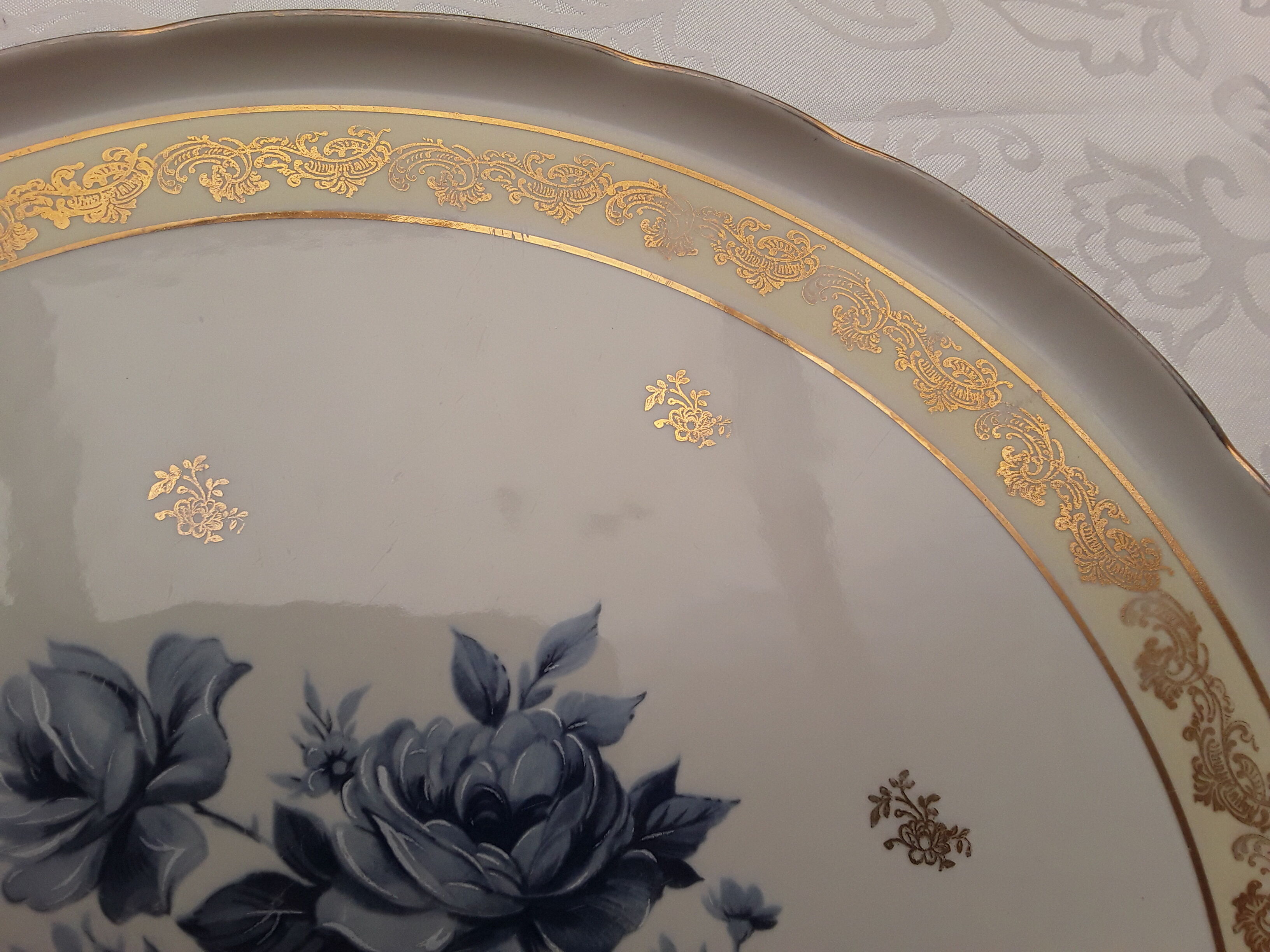 White porcelain pie dish blue and gold décor
