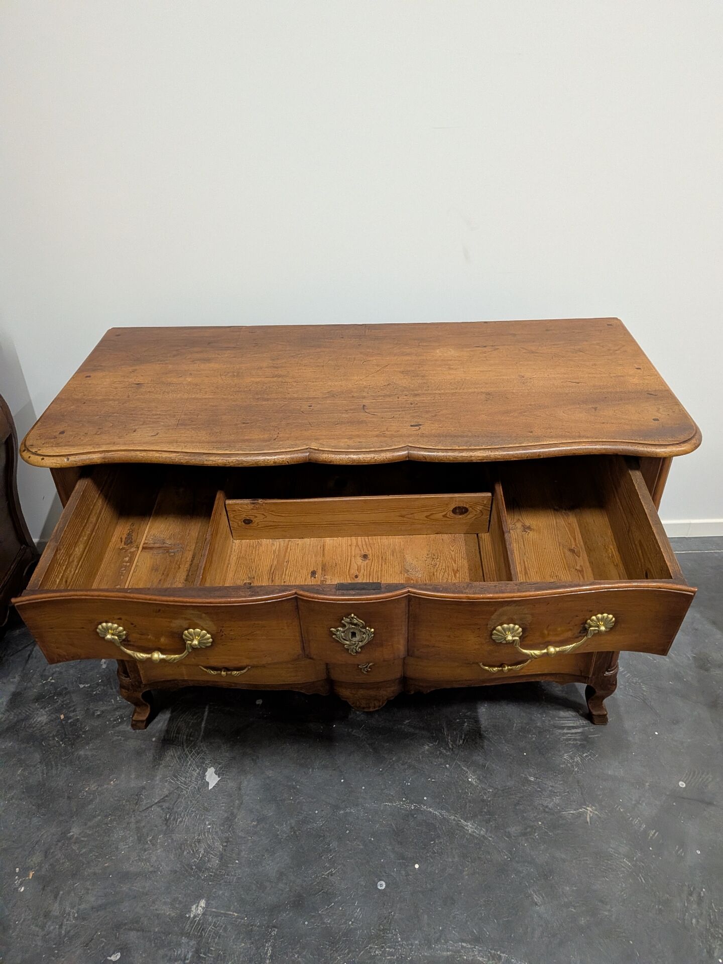 Louis XV crossbow commode in walnut, three drawers, 18th century.