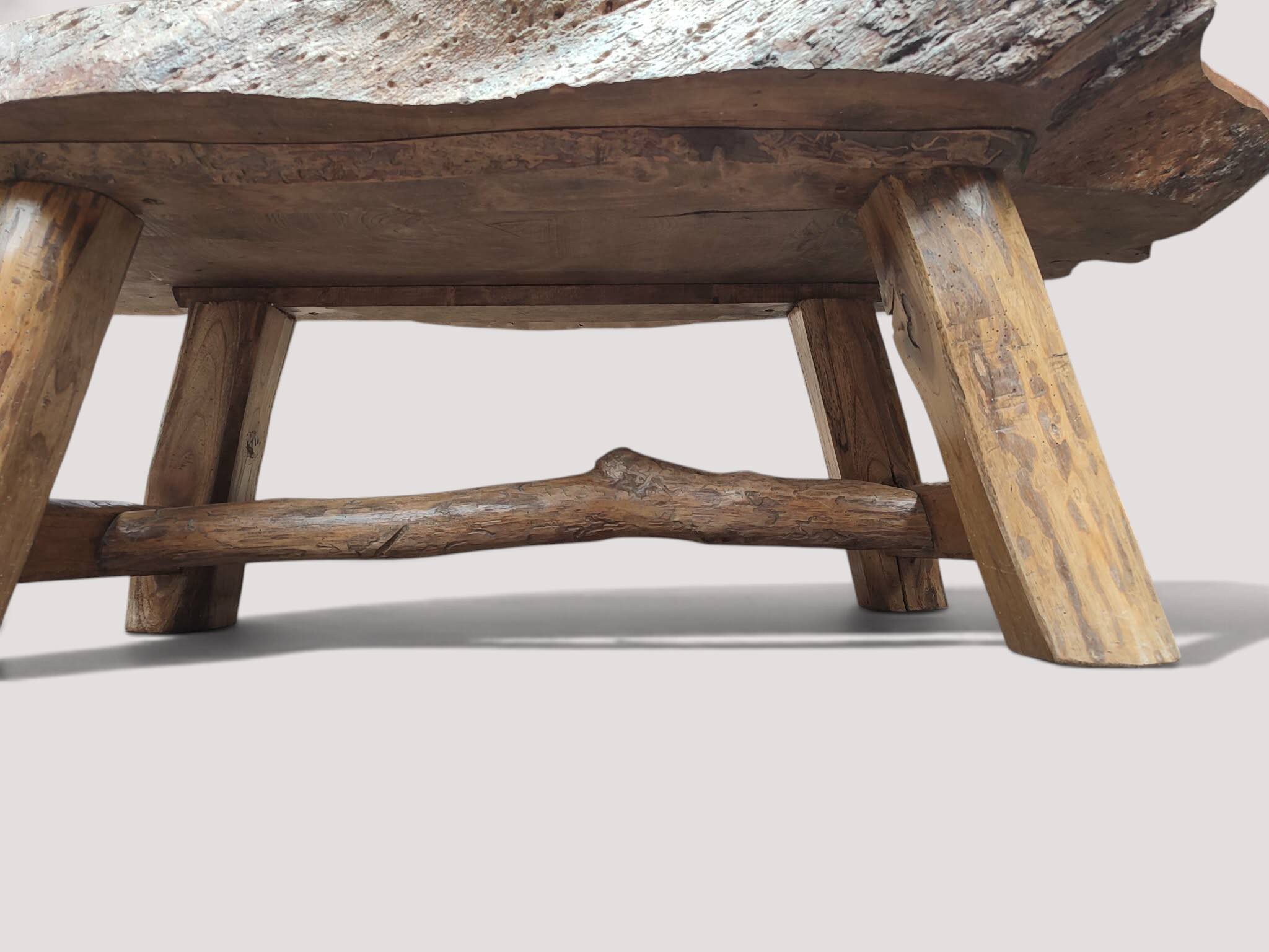 Solid wood coffee table - Section/cross-section of a century-old tree.
