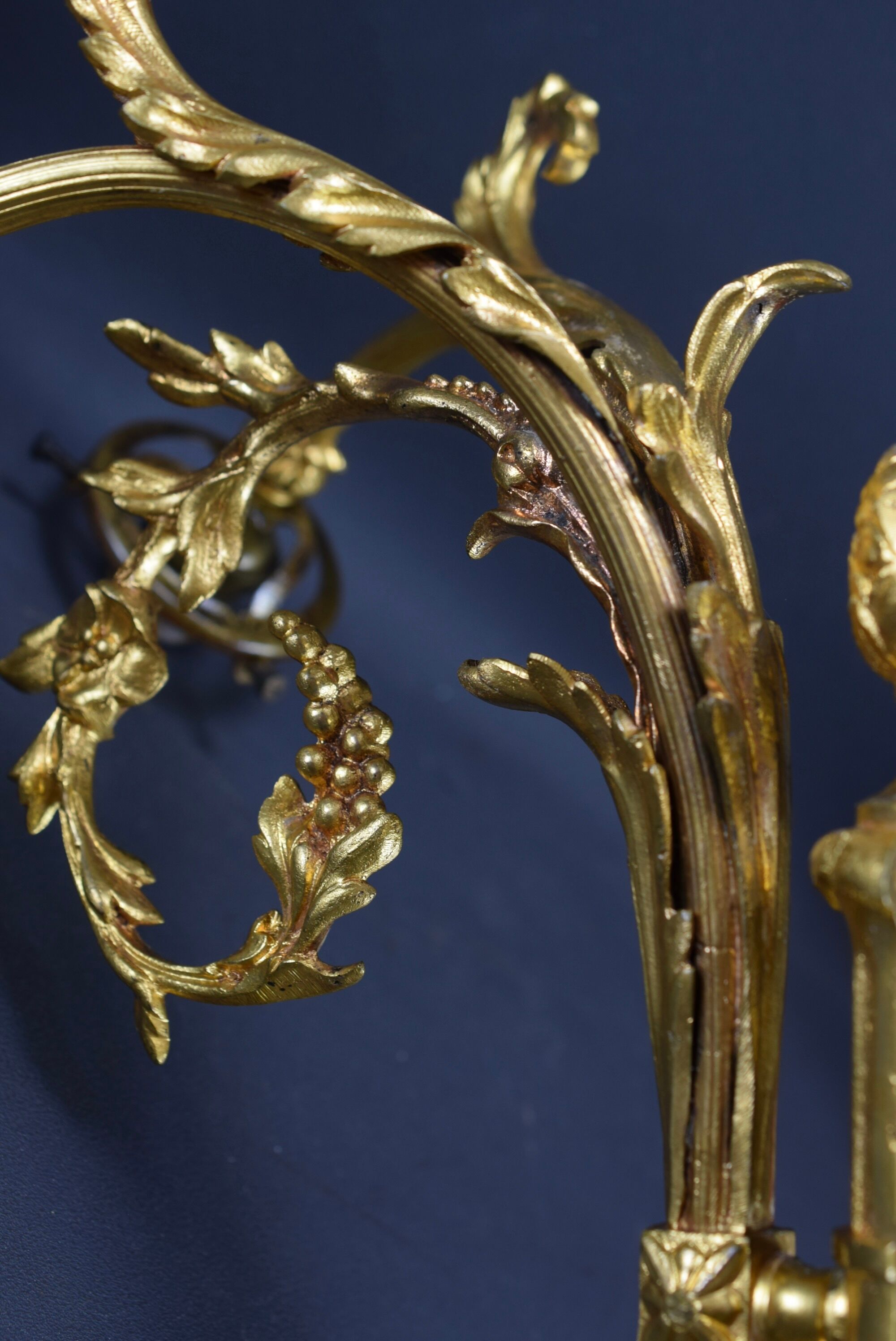 Double wall lamp in gilded bronze and glass paste