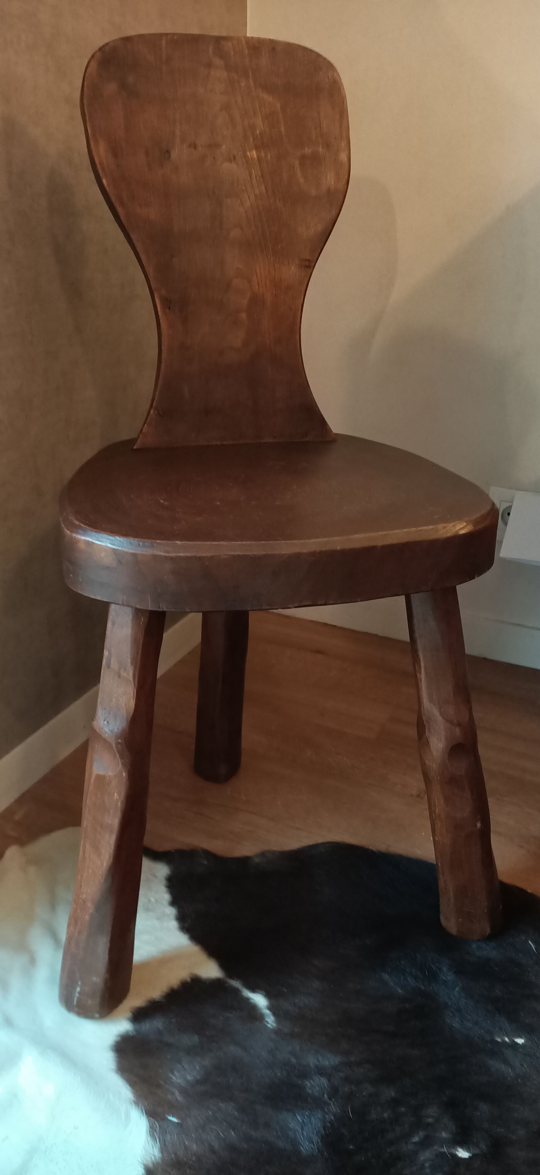 Chaise brutaliste tripode