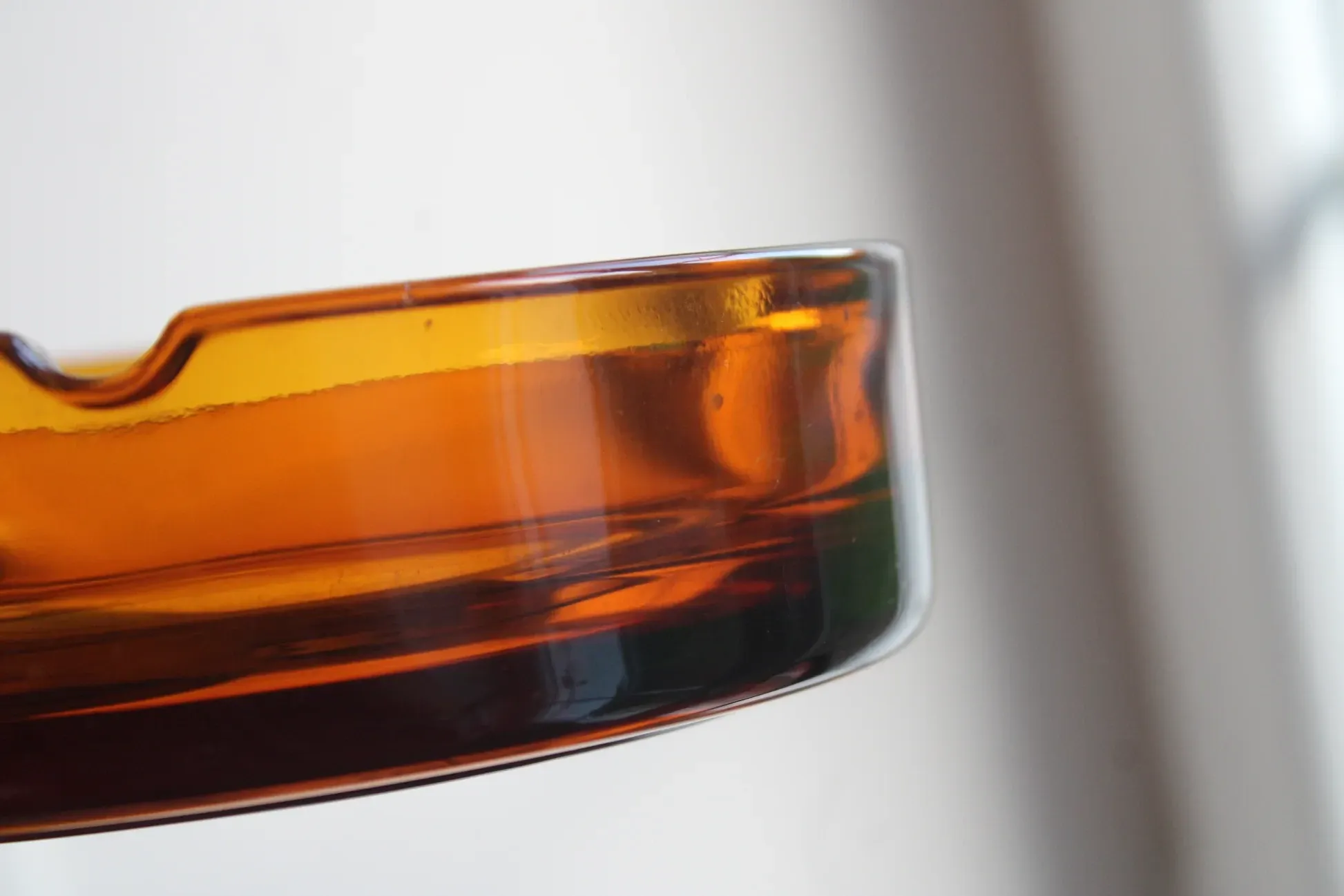 Vintage Italian round ashtray in thick amber glass – Ø 15 cm