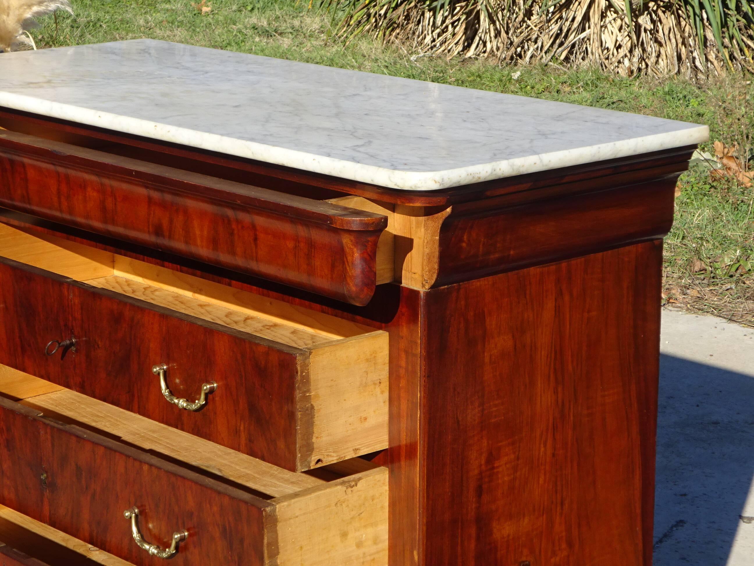 Commode en acajou et marbre blanc époque Restauration
