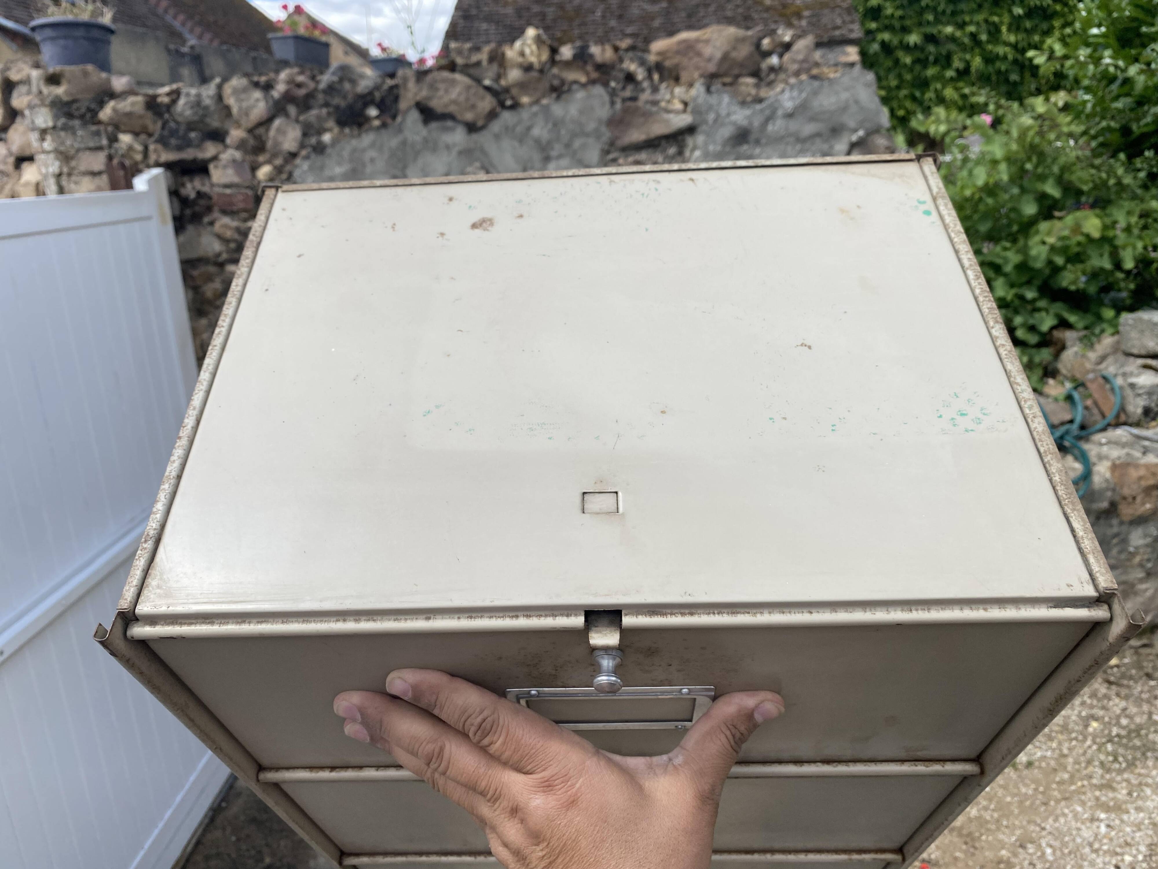 Furniture with 10 industrial metal locker flaps Ronéo 1950