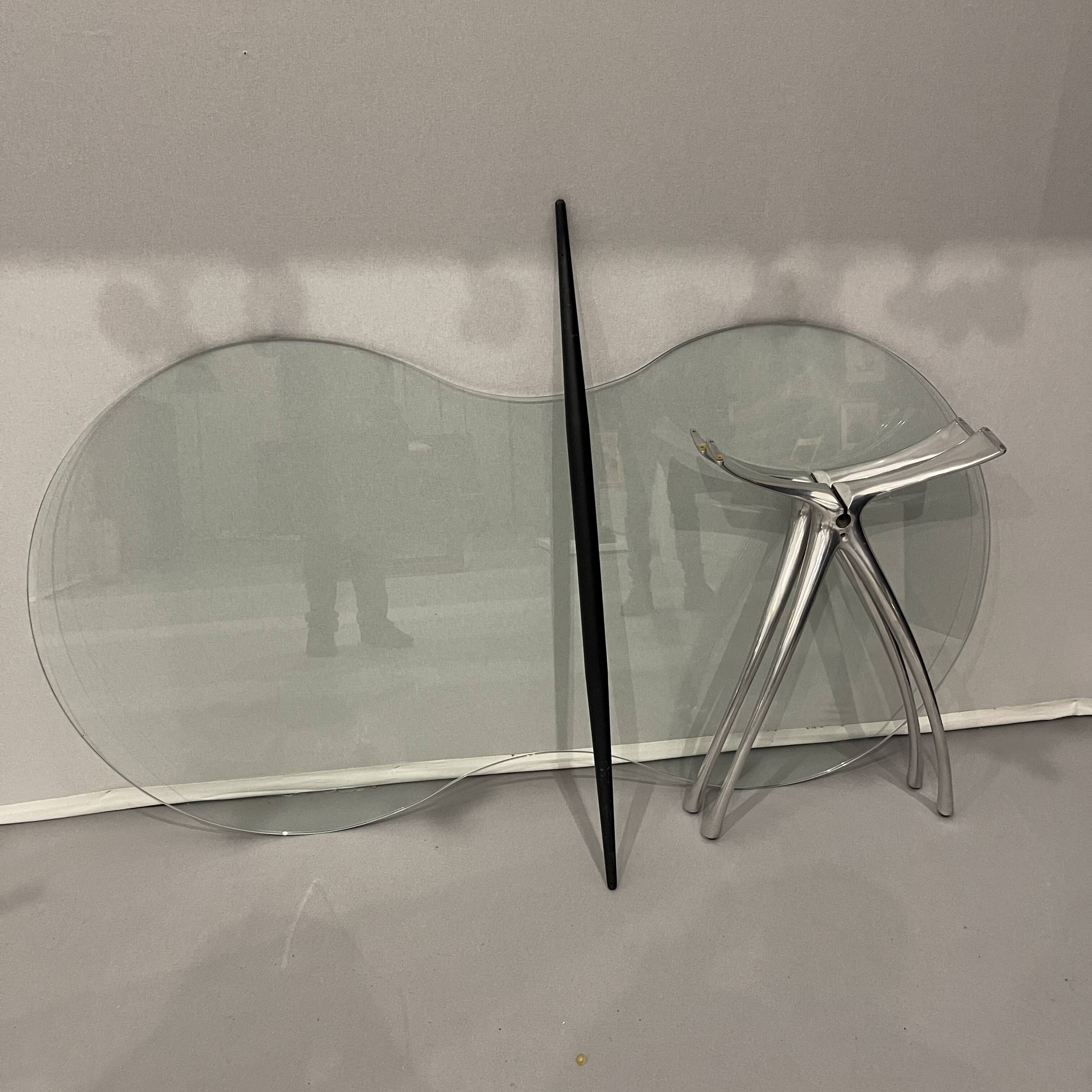 Table, bureau en aluminium brossé et verre formant "rognon" par Bernard Dequet