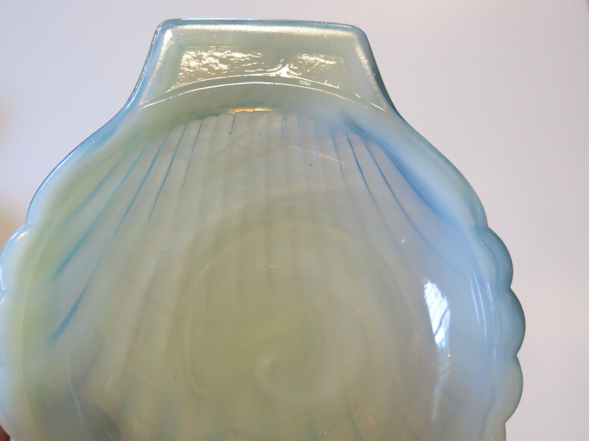 6 dishes with scallops in opaline from Arcopal in very good condition