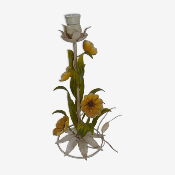 Pied de lampe en fer forgé blanche avec fleurs rose et jaunes et feuilles vertes.