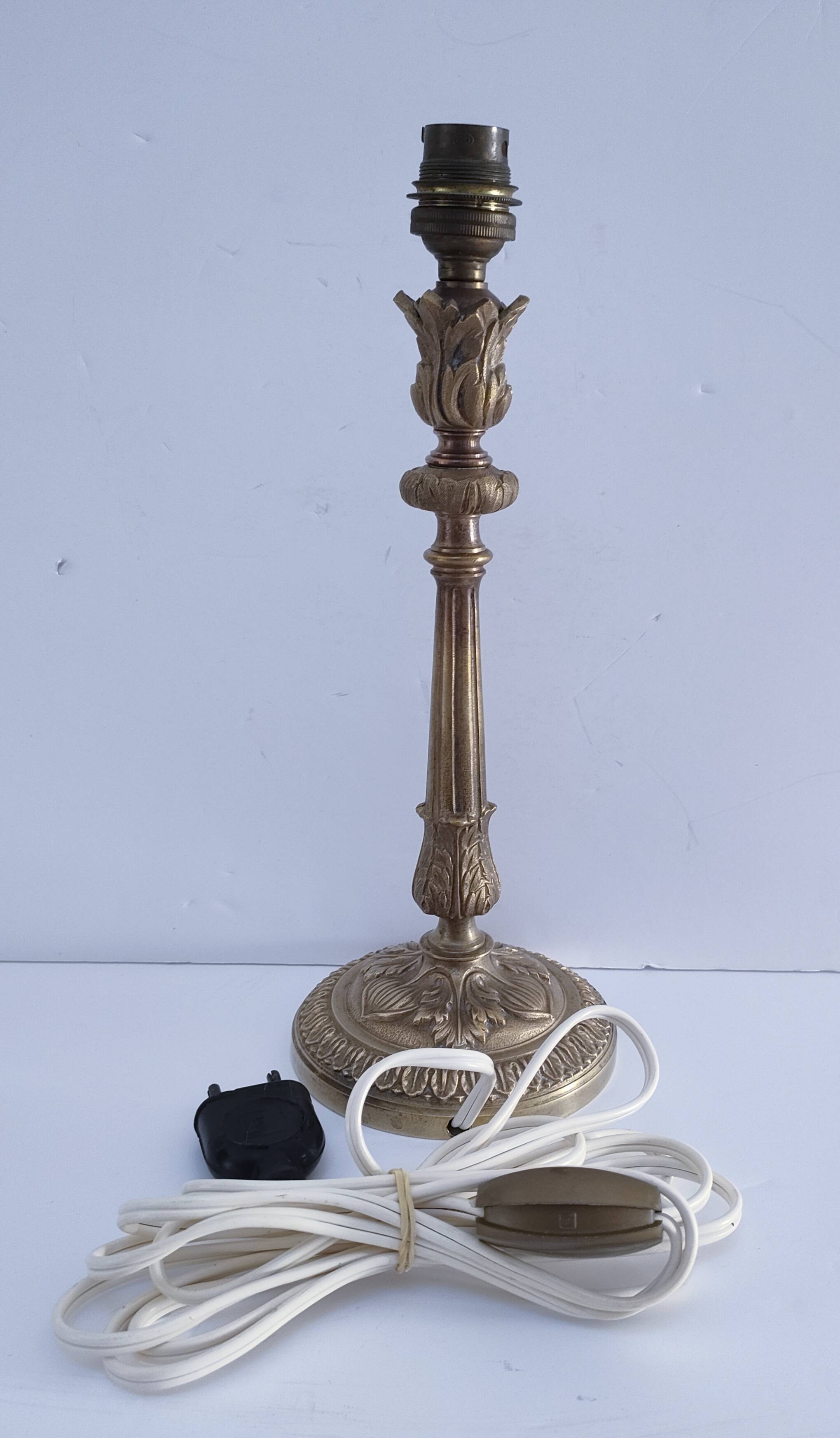 Pied de lampe bronze décor feuillagé