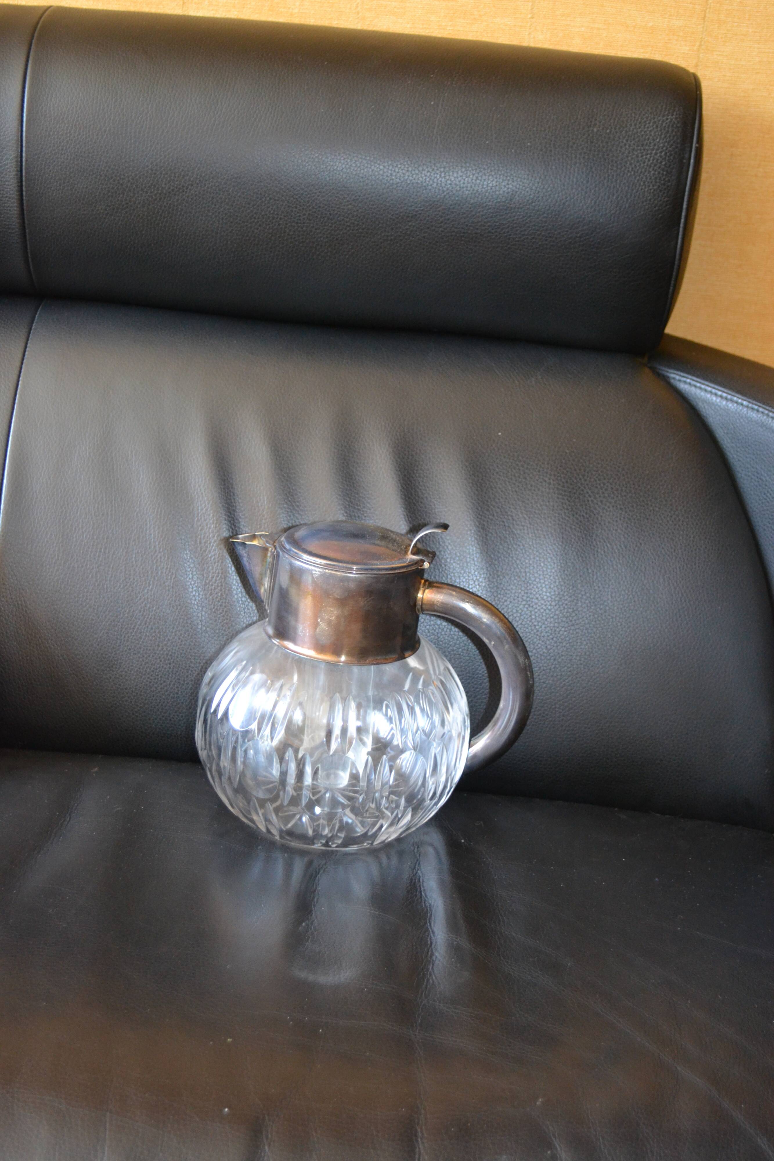 Orangeade carafe with ice cube compartment
