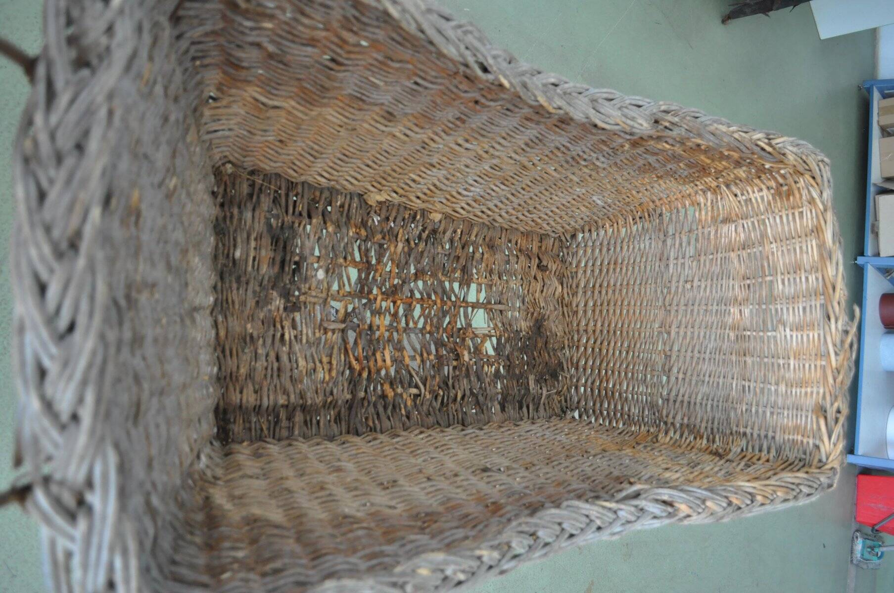 Landau vintage in wicker and brown wood, 1930s, large wheels and metal structure.