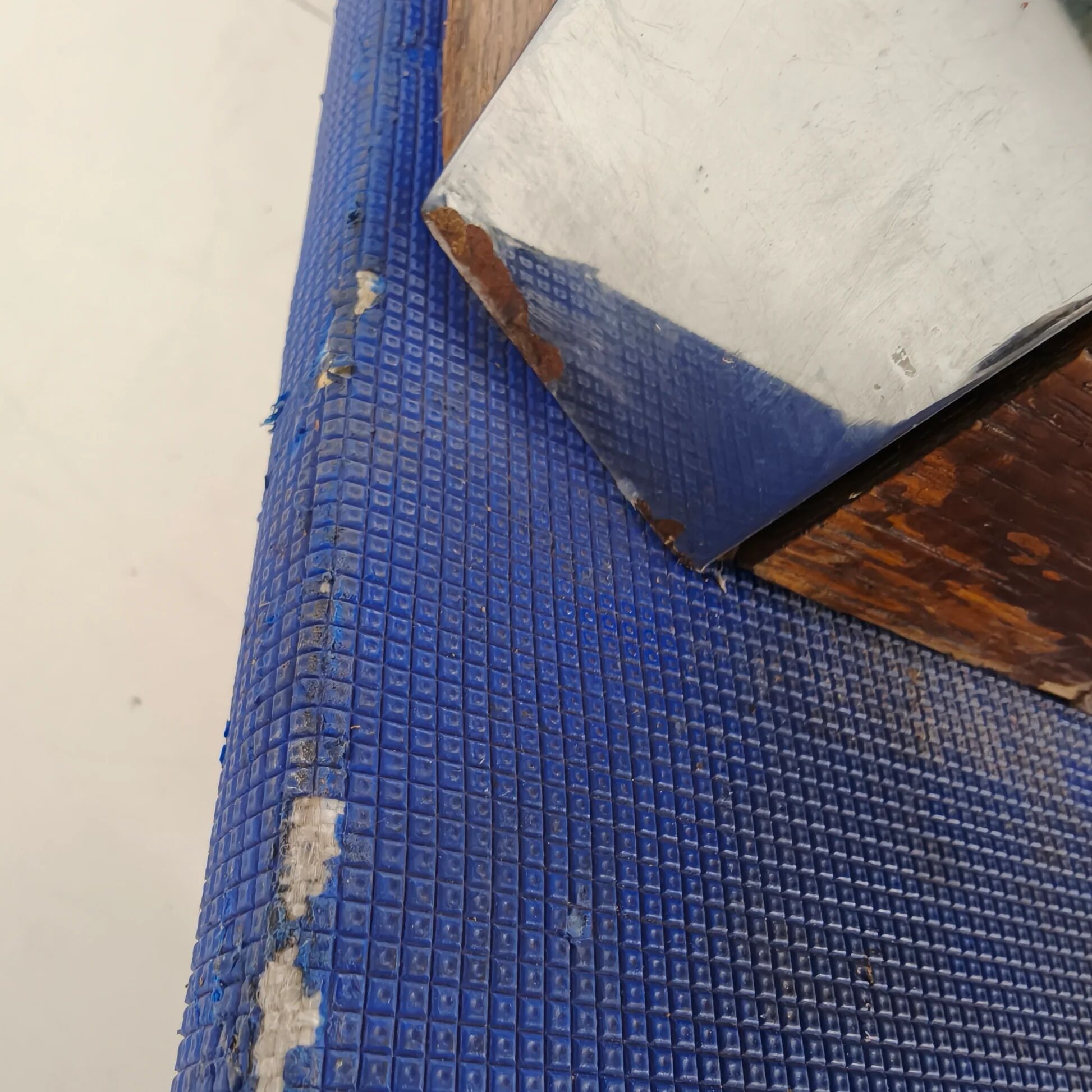 1980s Bijenkorf Arnhem display vitrine – architectural chrome showcase