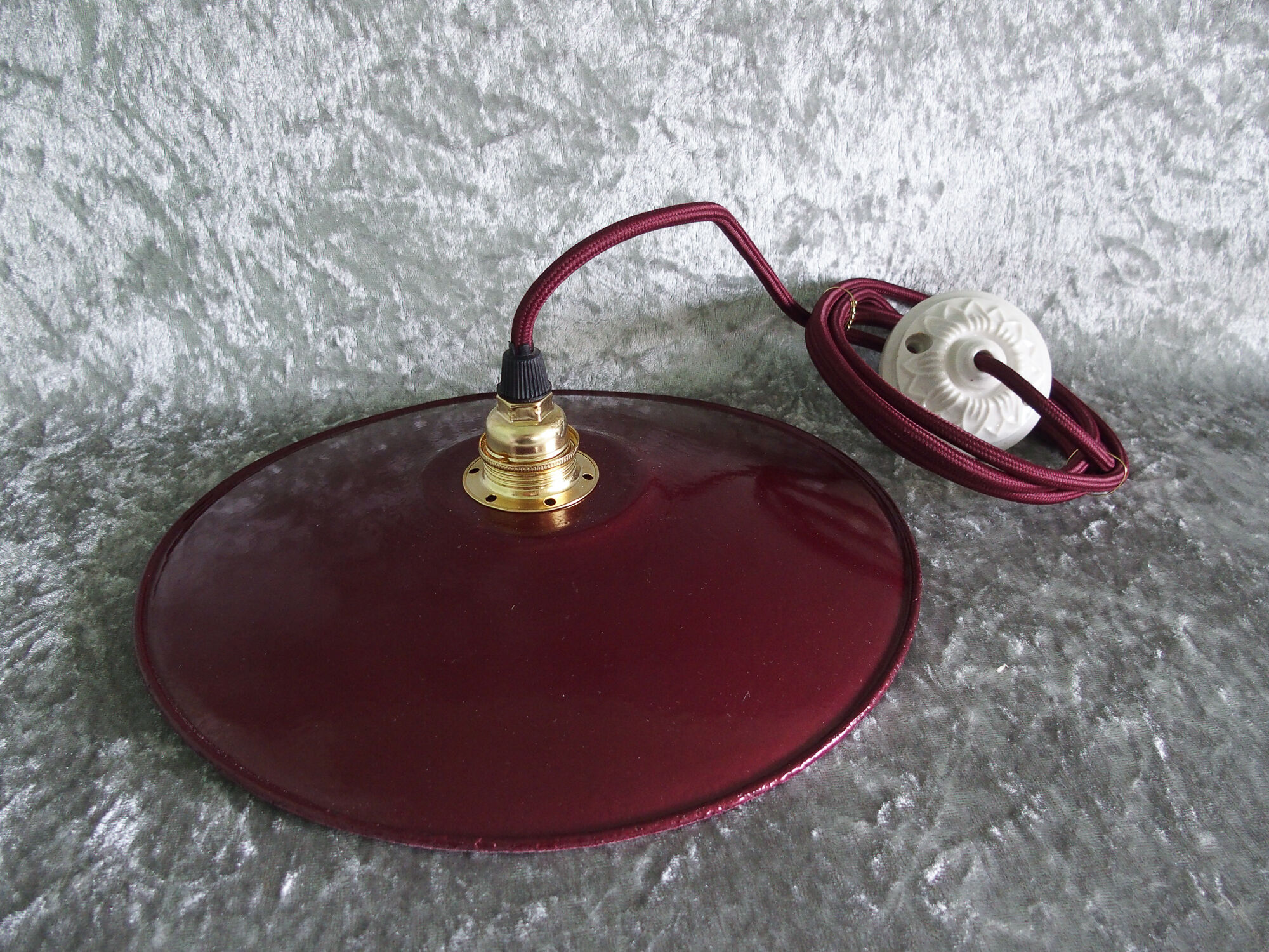 Industrial hanging lamp in enamelled sheet metal
