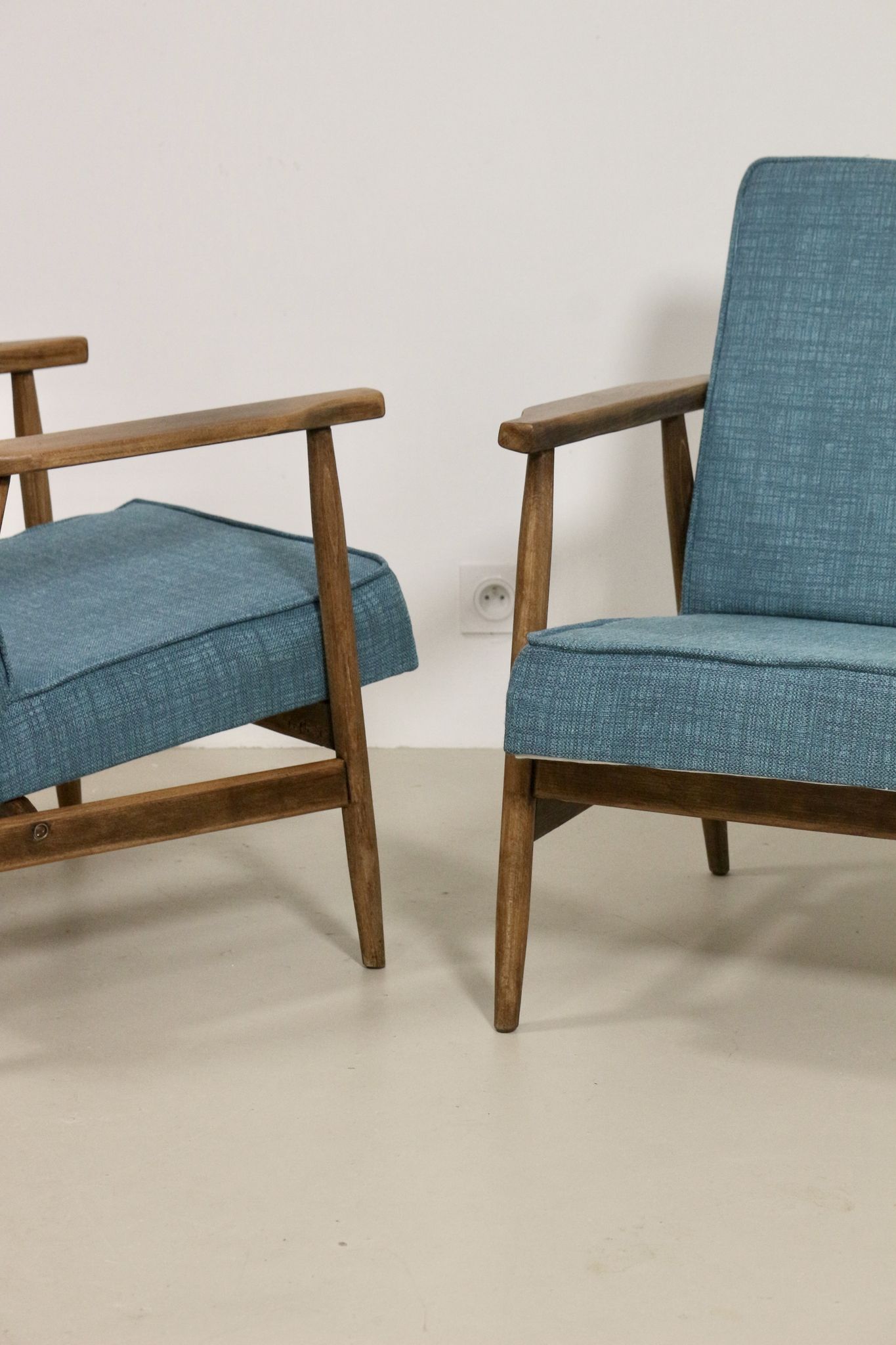 Pair of armchairs Henryk lily 300-190s 1970