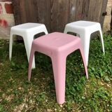 Série de 3 tabourets ancien en plastique blanc & rose vintage