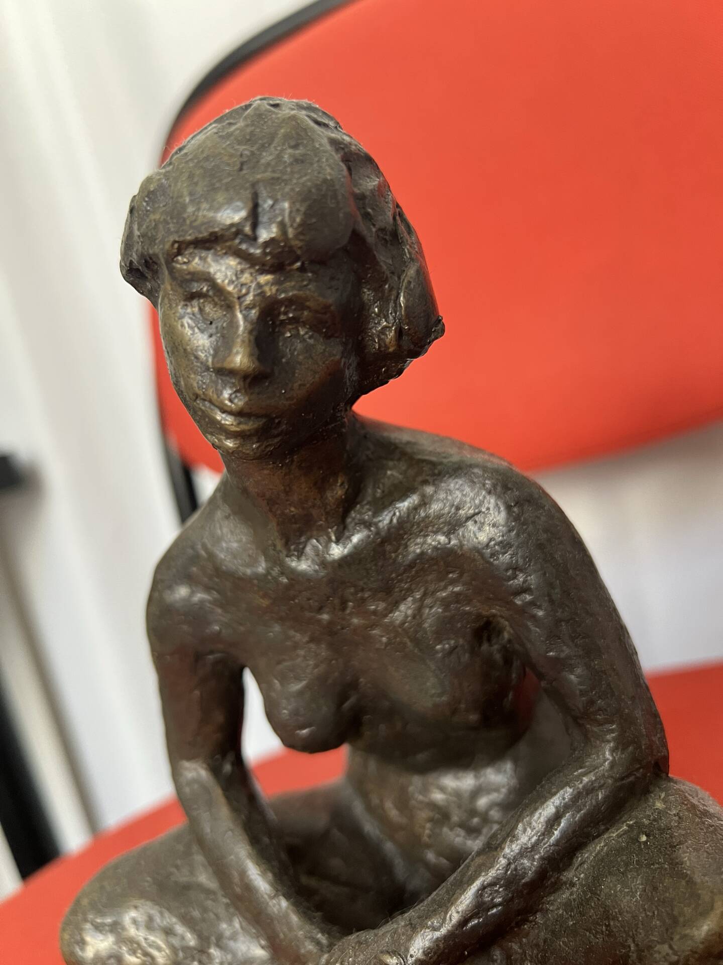Sculpture bronze femme assise