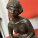 Sculpture bronze femme assise