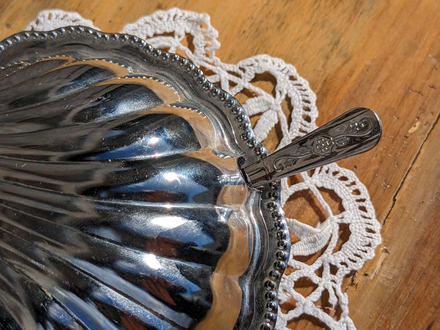 Vintage shell butter dish with your knife