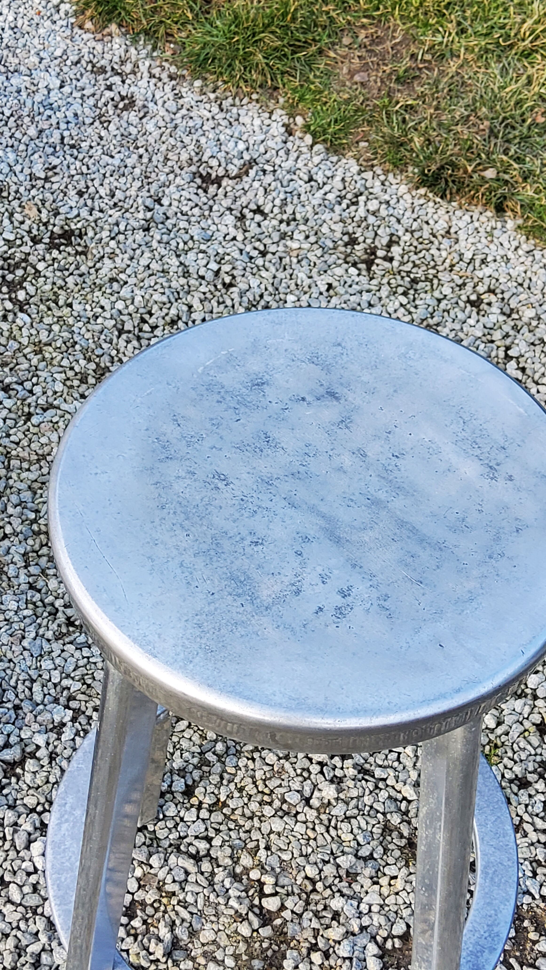 Tabouret haut de Naoto Fukasawa en fonte d’aluminium Magis éditeur Italy