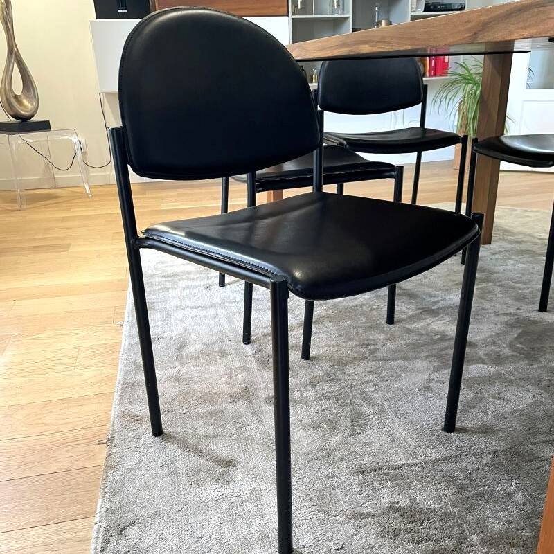 2 chaises en métal et cuir noir dans le goût de Pierre Paulin, Italie