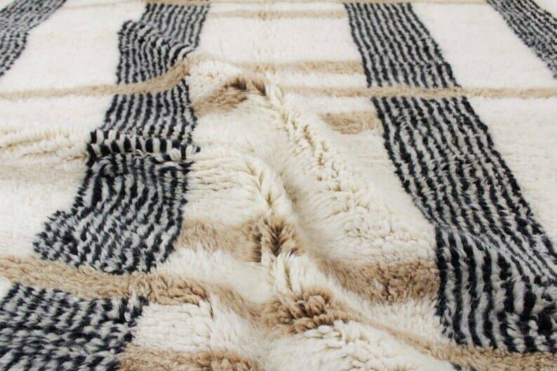 Traditional Moroccan beni ourain rug in wool, size 100 x 200 cm.