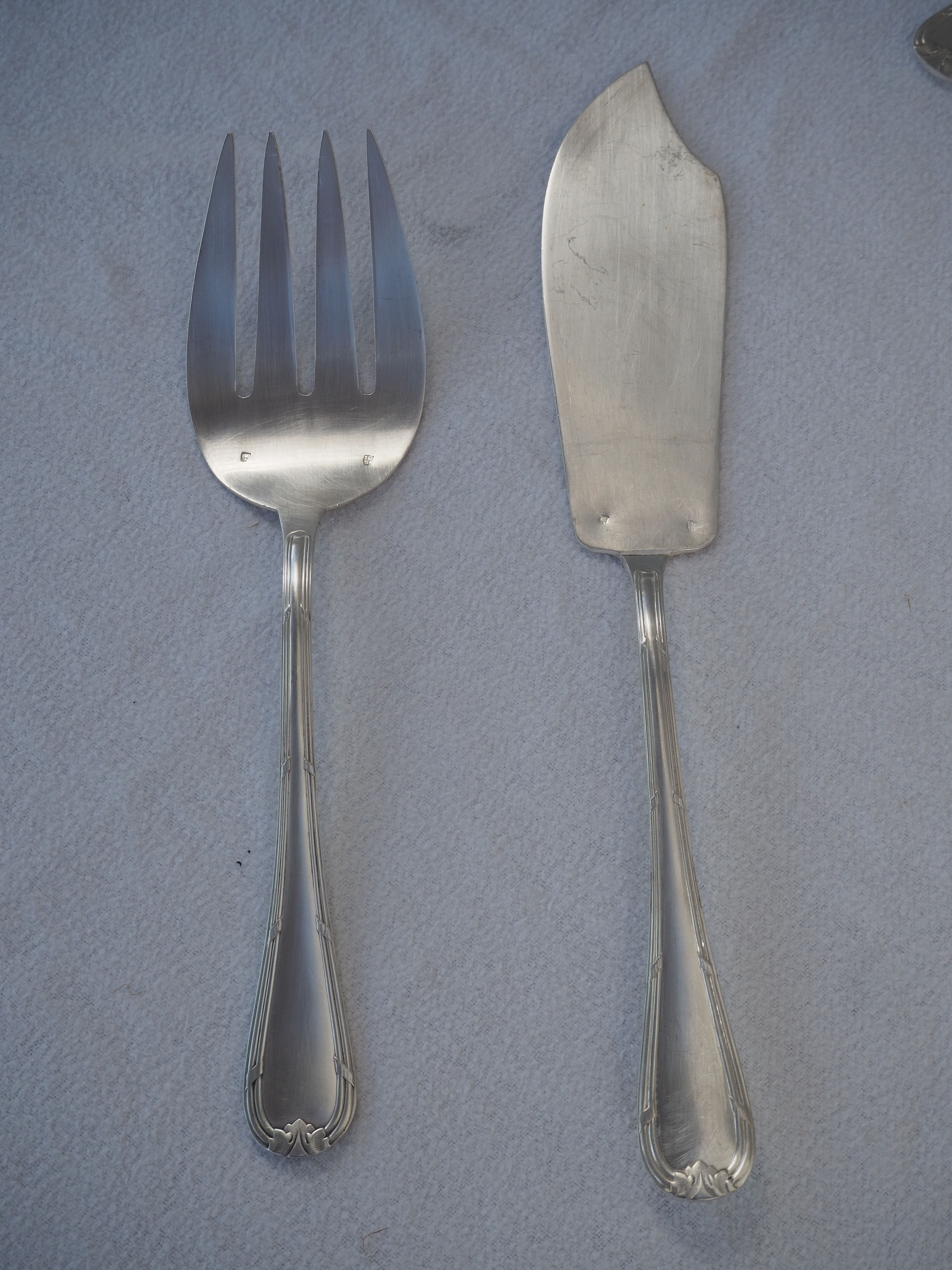 Fish service and its 6 silver-plated cutlery, crossed ribbon model