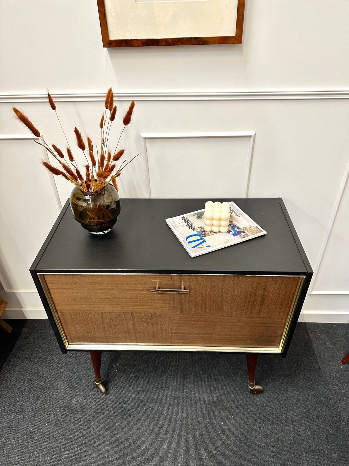 Bar cabinet with compass feet