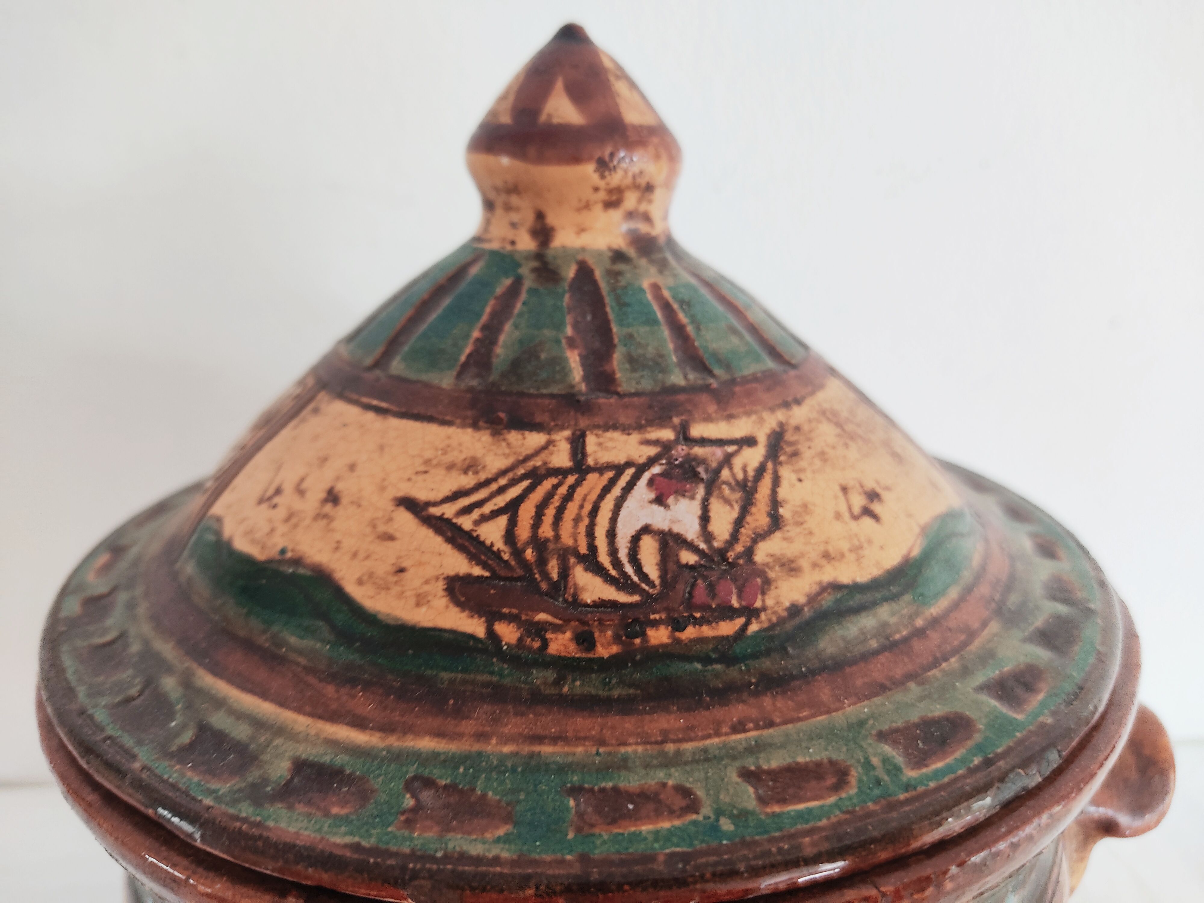 Vintage covered pot with boat décor