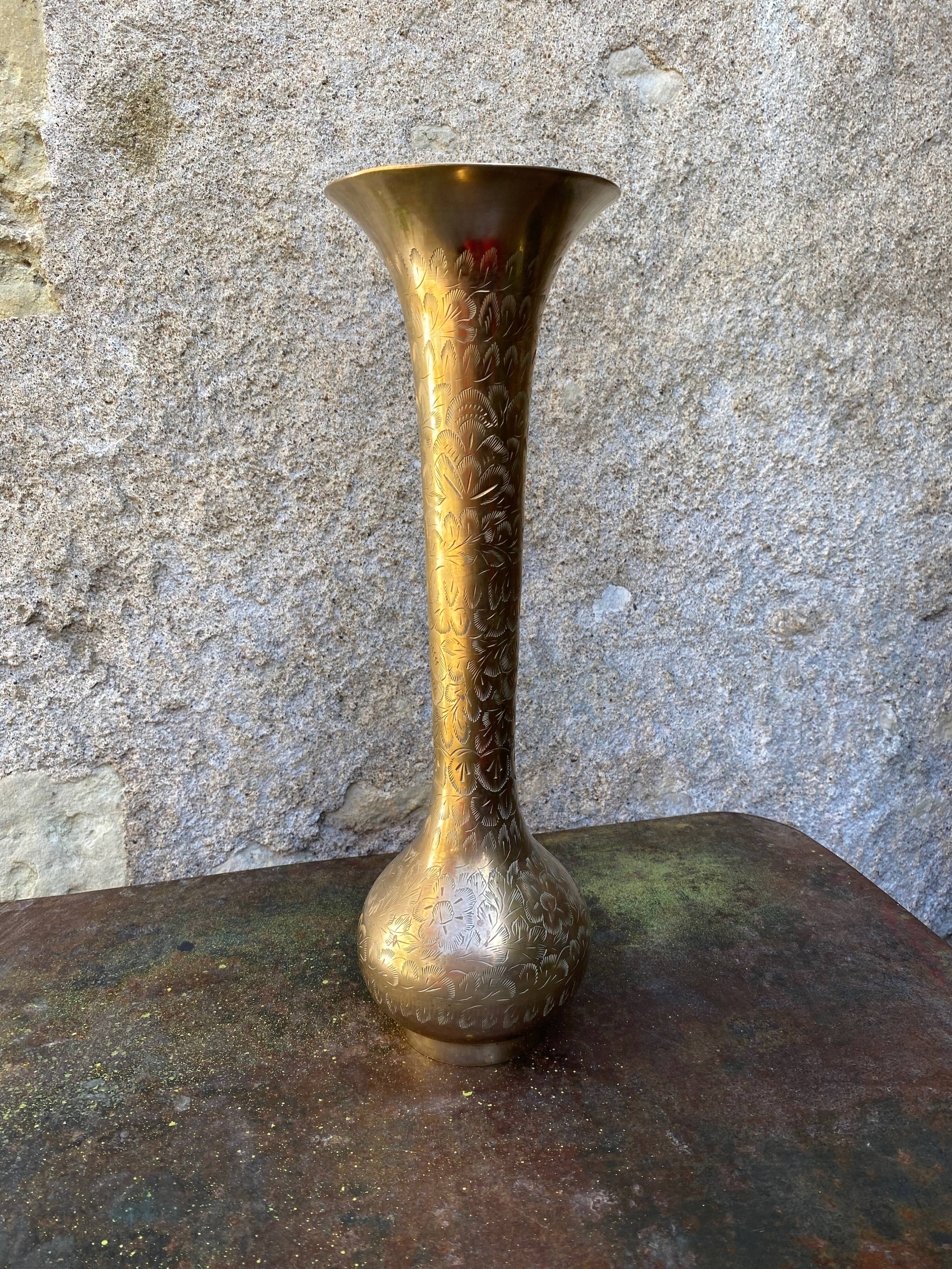 Vase en laiton gravé vintage