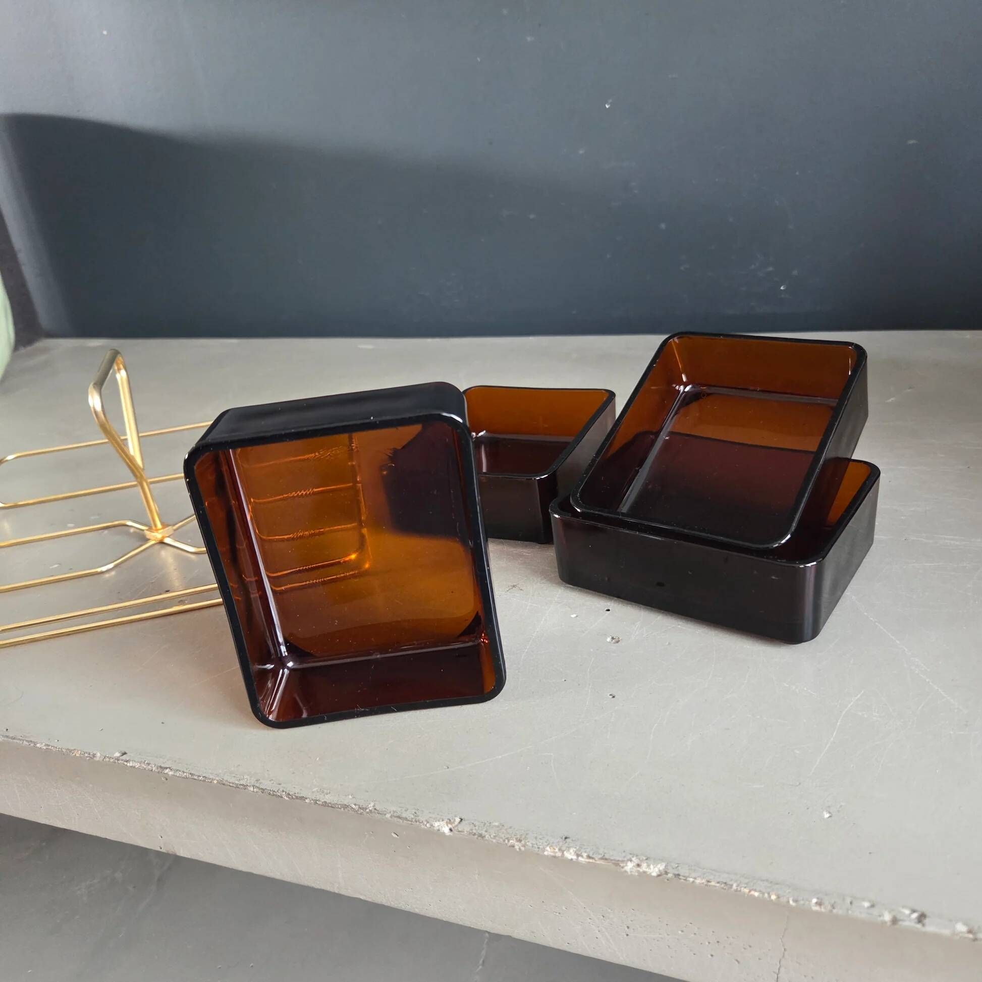 A serving tray for aperitifs in gold metal wire and amber glass - Vereco