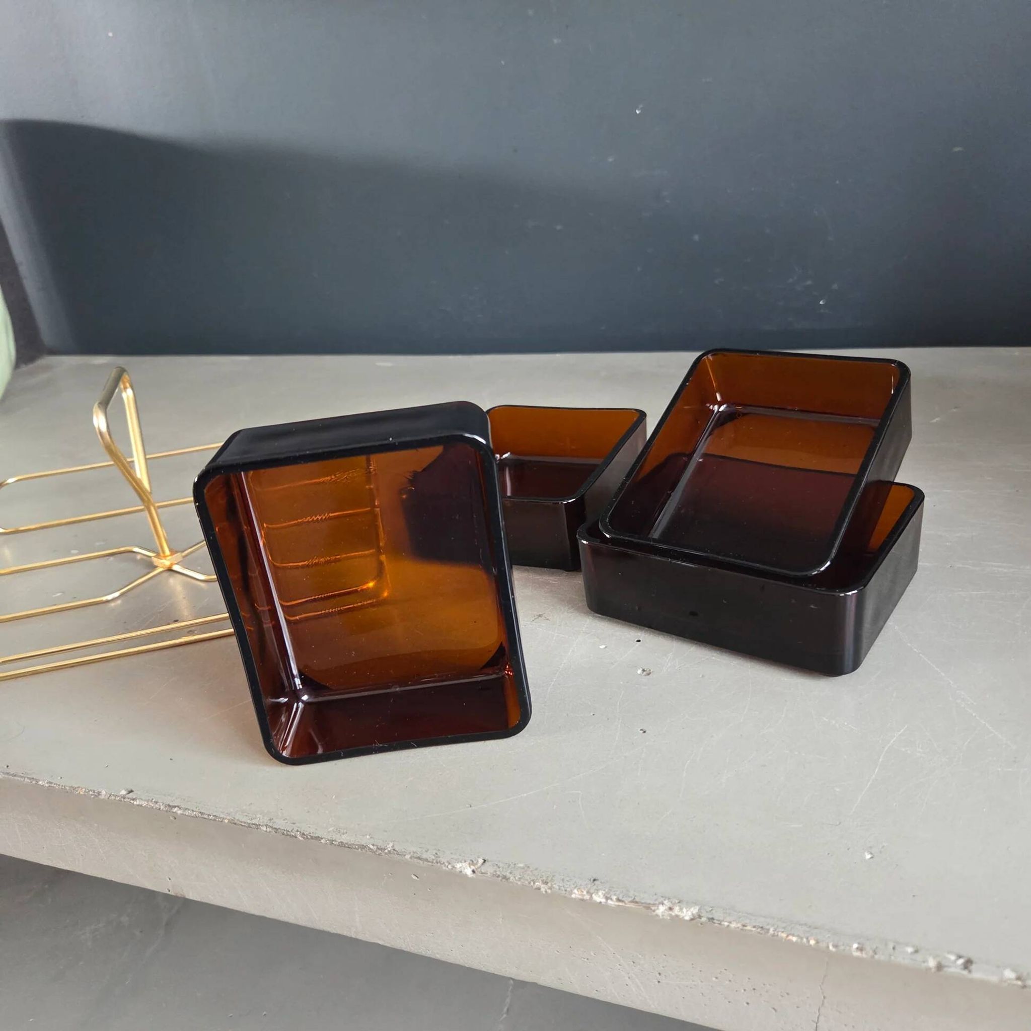 A serving tray for aperitifs in gold metal wire and amber glass - Vereco