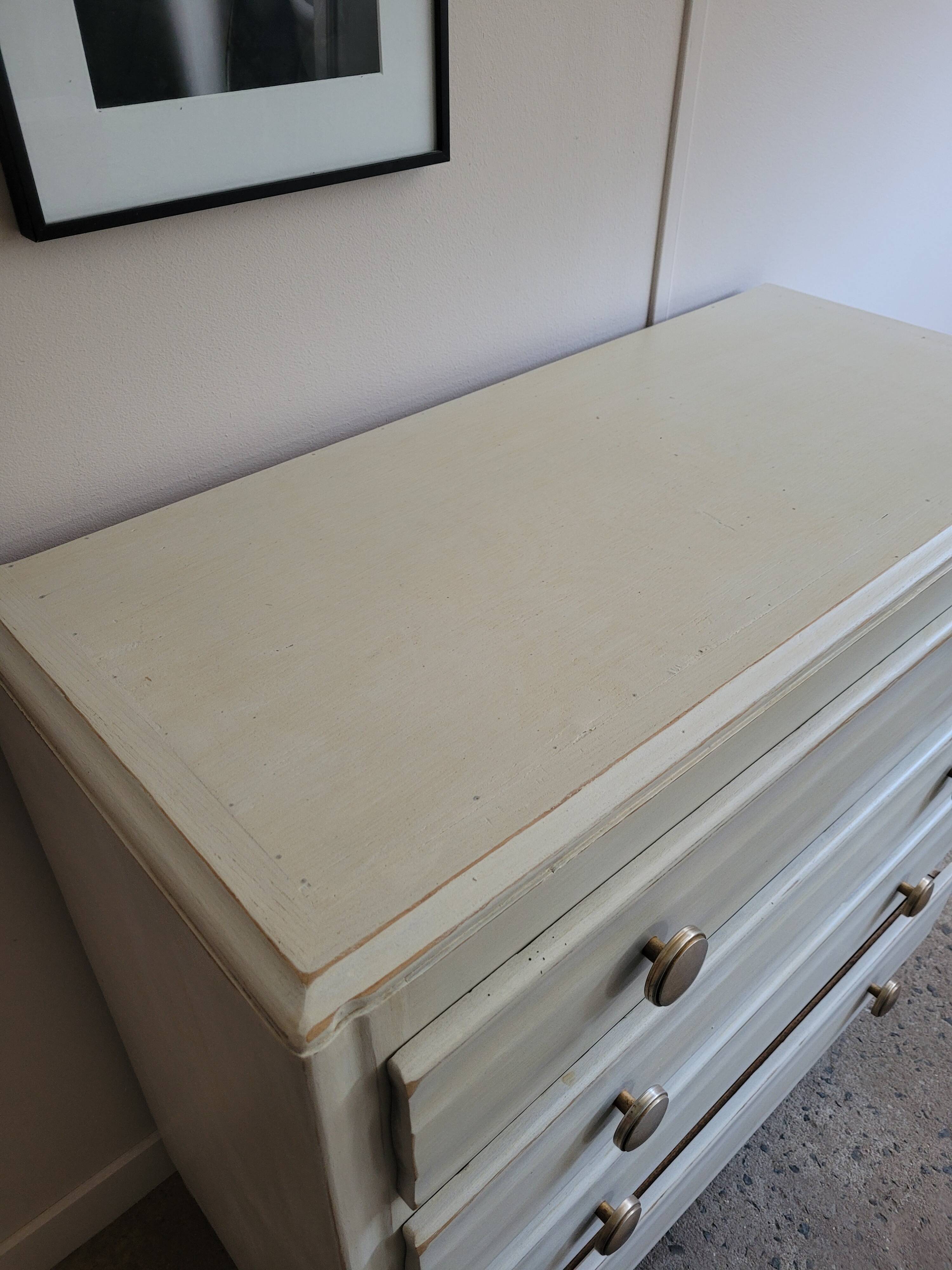 Commode Art Déco blanche patinée