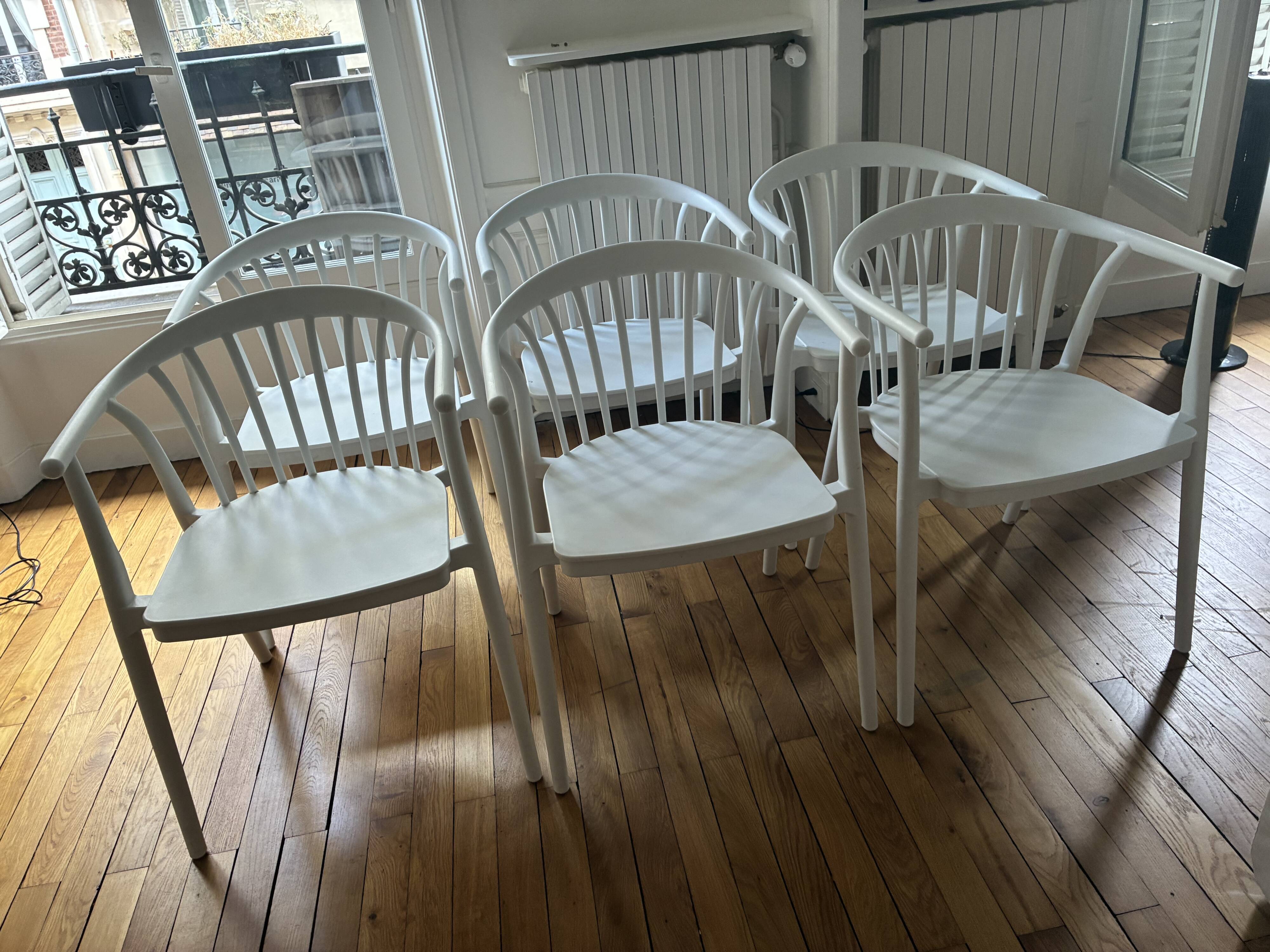 Chaises en bois peintes en blanc