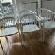 Chaises en bois peintes en blanc