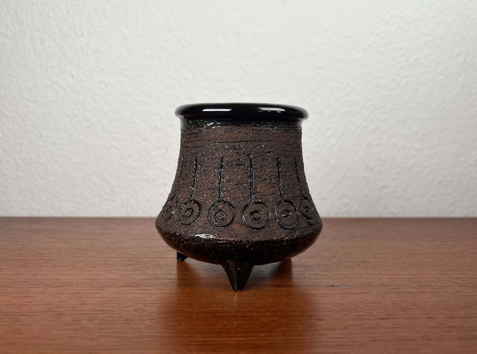 Mid-century studio ceramic tripod vase by Eke Bjeren for Gabriel Keramik, 1960s.